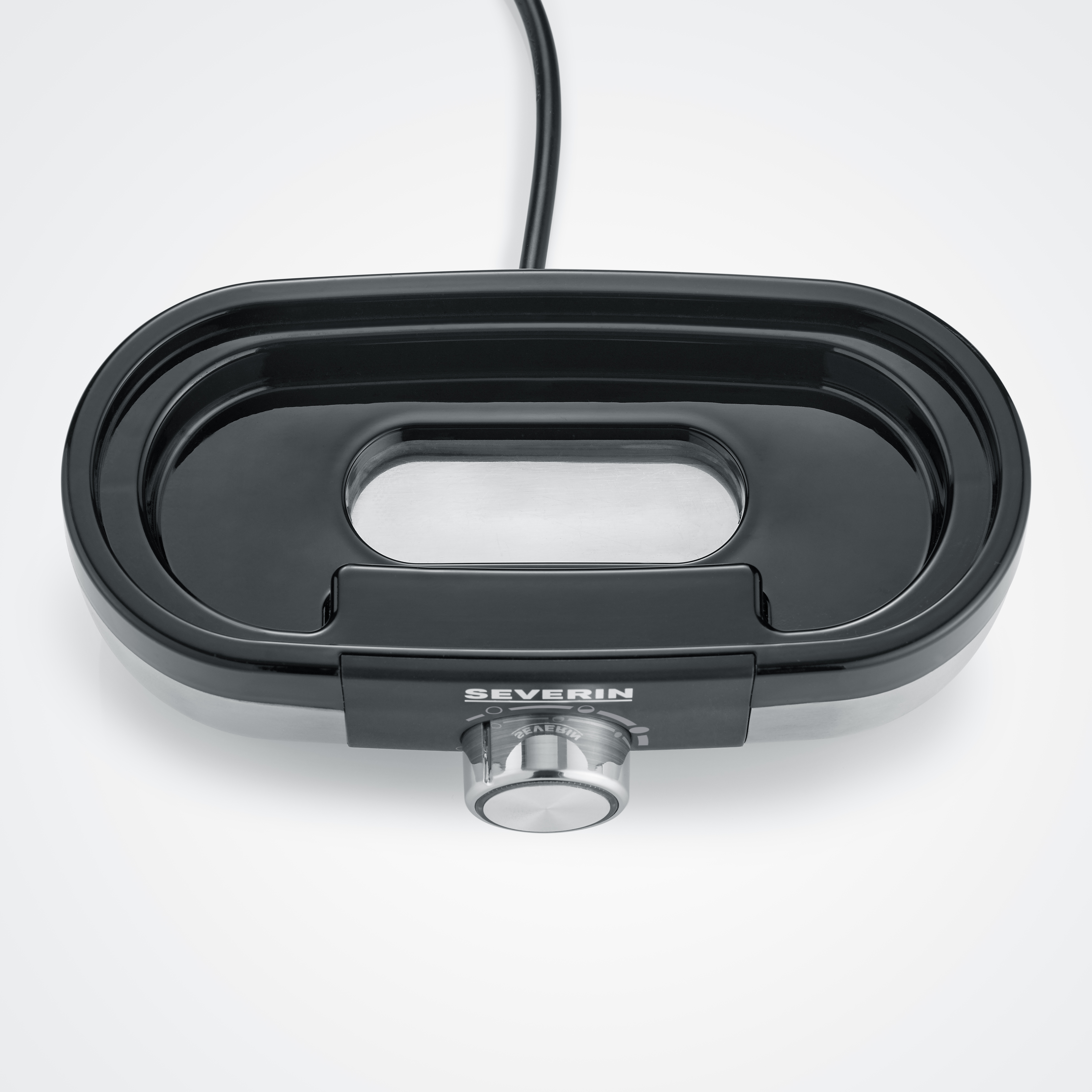 Czarny sprzęt kuchenny ze srebrnym pokrętłem i przewodem zasilającym.