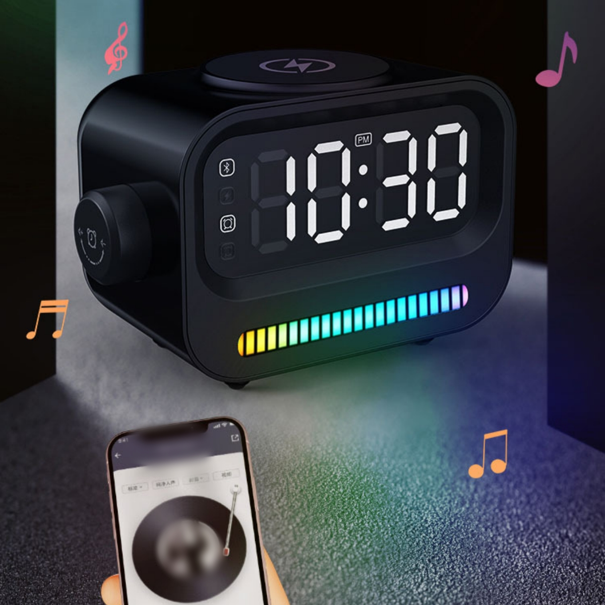 Ein schwarzer digitaler Wecker zeigt 10:30 Uhr an. Bunte Lichter beleuchten den Boden. Ein Telefon ist in der Nähe.