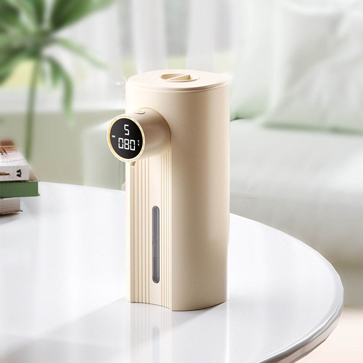Ein beigefarbener automatischer Seifenspender auf einem Tisch, mit digitaler Anzeige mit Zahlen.