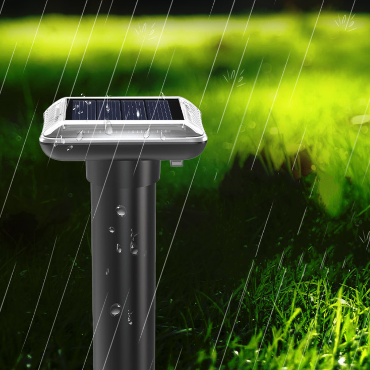 Solarbetriebenes Gartengerät im Regen. Grünes Gras im Hintergrund. Regentropfen sichtbar.