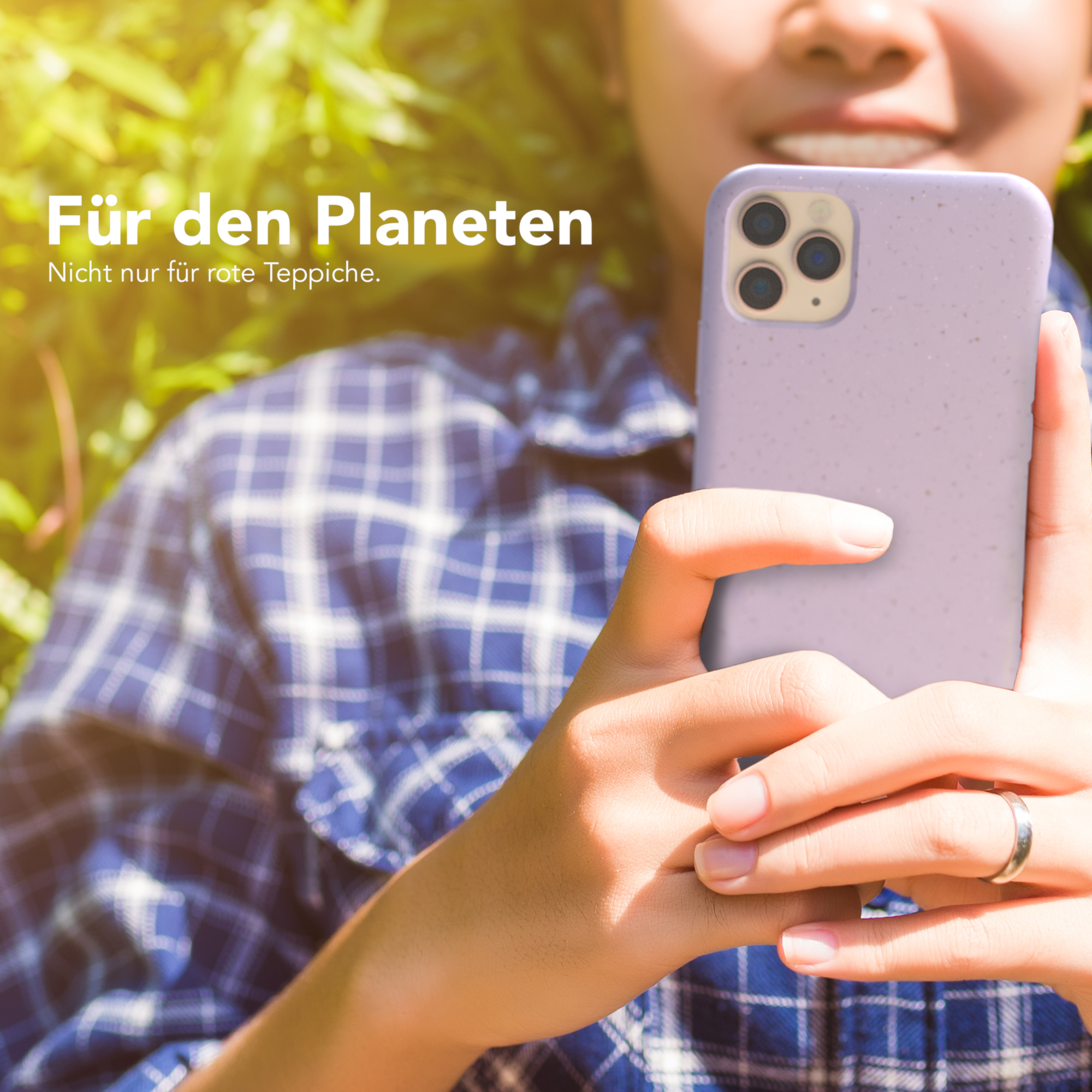 Eine Person hält ein lila Telefon. Text: Für den Planeten, Nicht nur für rote Teppiche.