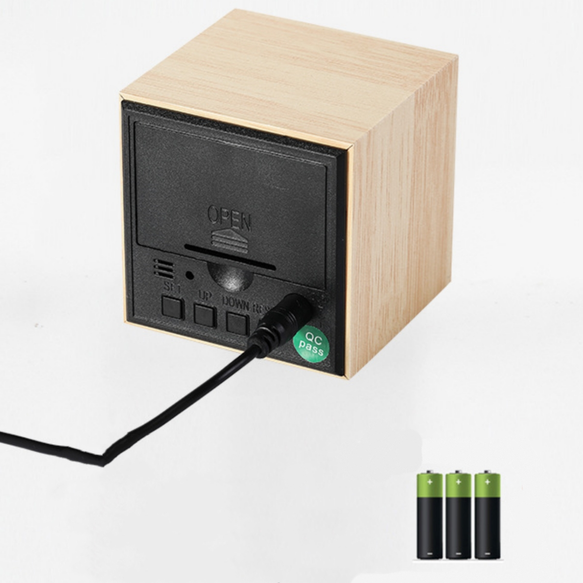 Würfeluhr aus Holz, schwarze Rückseite mit Bedienelementen und Batterien.