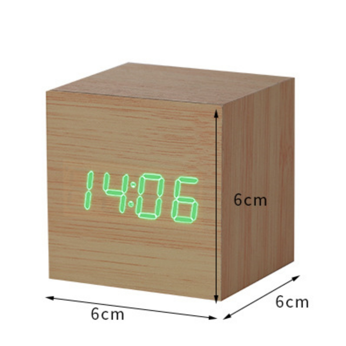 Wecker aus Holz mit grüner Digitalanzeige, die 14:06 anzeigt. Abmessungen sind 6x6x6 cm.