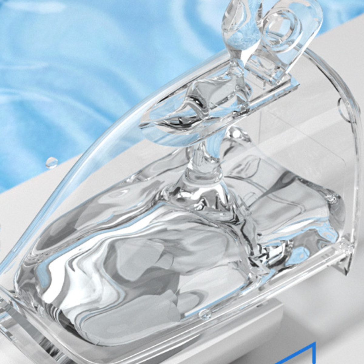 Eine transparente Hülle mit Wasser und einer klaren Wassertropfenform. Blauer Hintergrund.