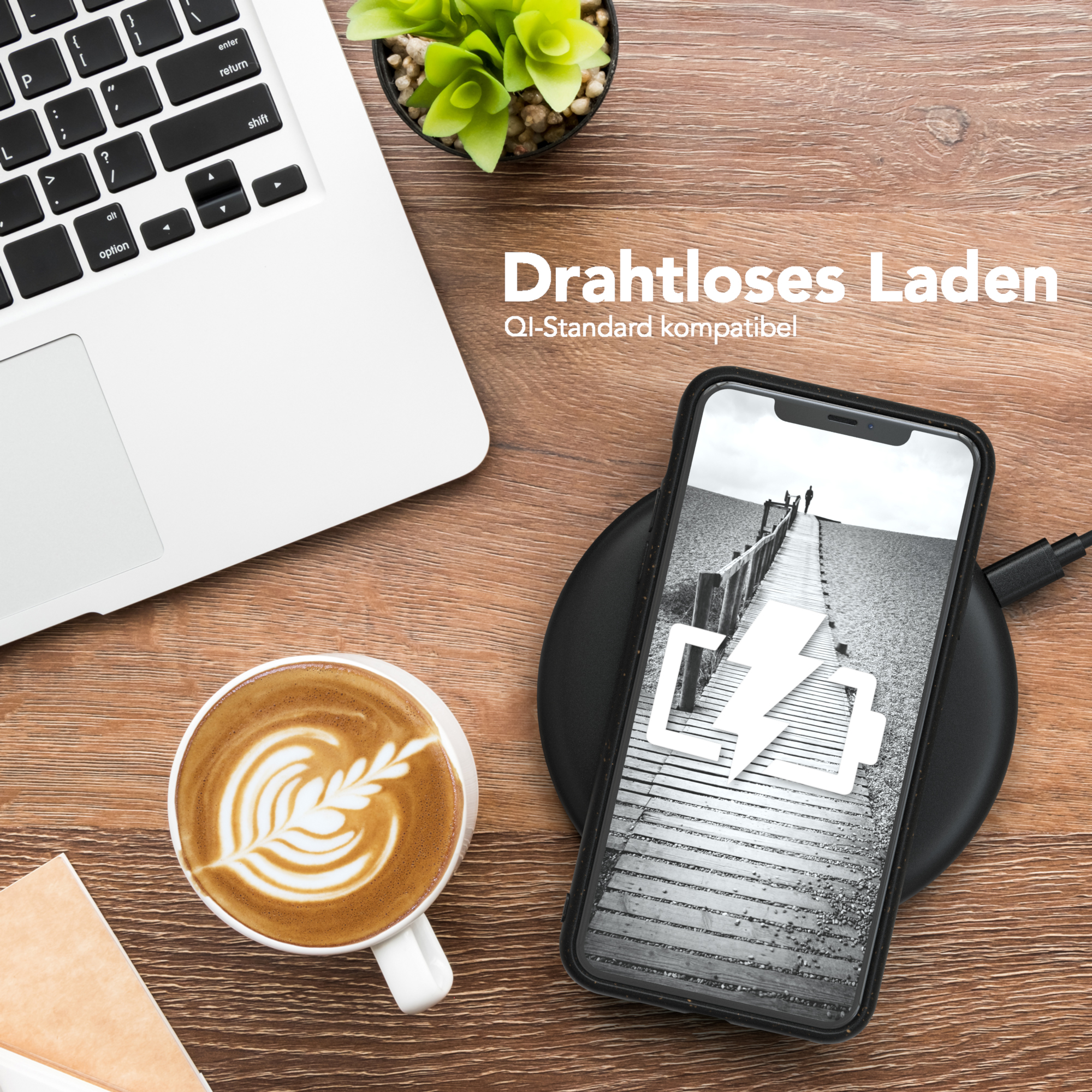 Laptop, Kaffee und Telefon auf einem kabellosen Ladegerät. Holztisch, schwarzes Ladegerät.