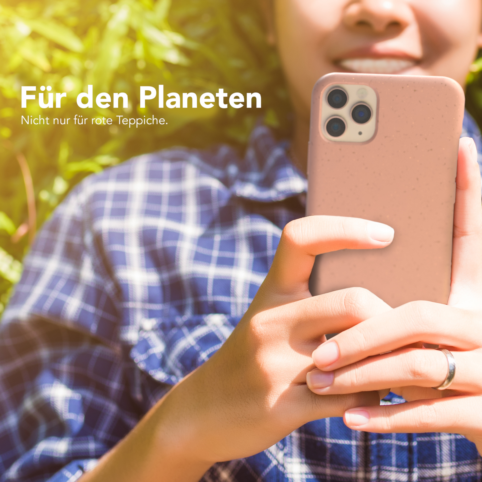 Eine Person hält ein Telefon mit Hülle. Text: Für den Planeten, und EAZY CASE Logo.