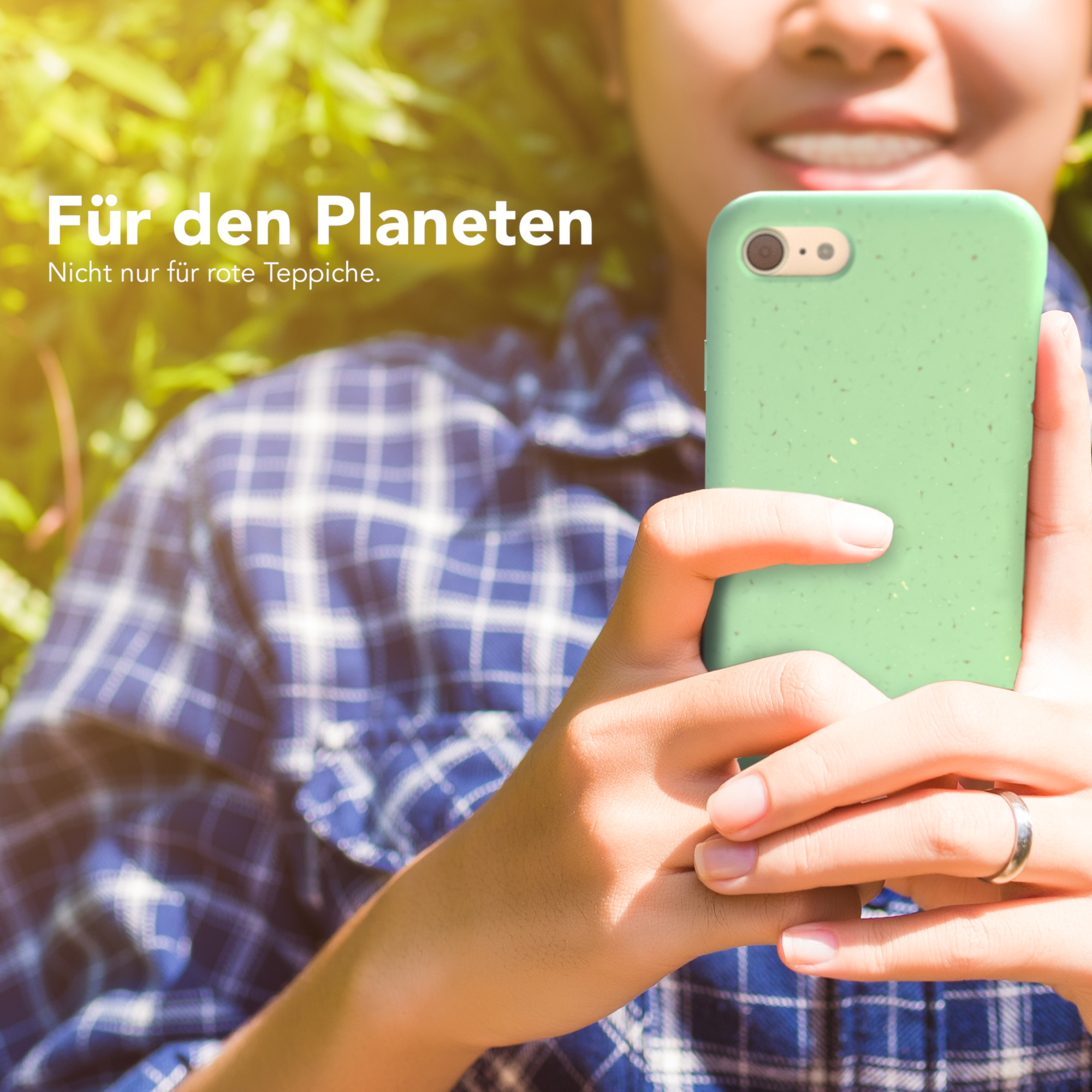 Eine Person hält ein Telefon mit Hülle. Der Text sagt, es ist für den Planeten.