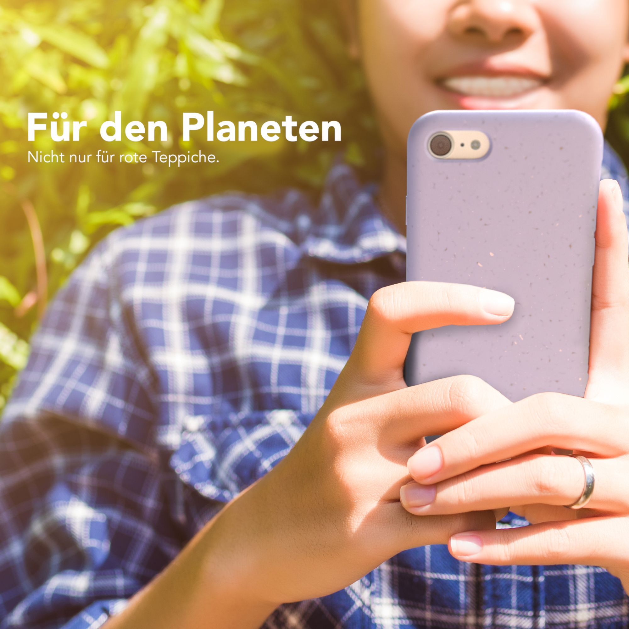 Eine Person hält ein Telefon in einer lila Hülle. Text: 'Für den Planeten', 'Nicht nur für rote Teppiche'.