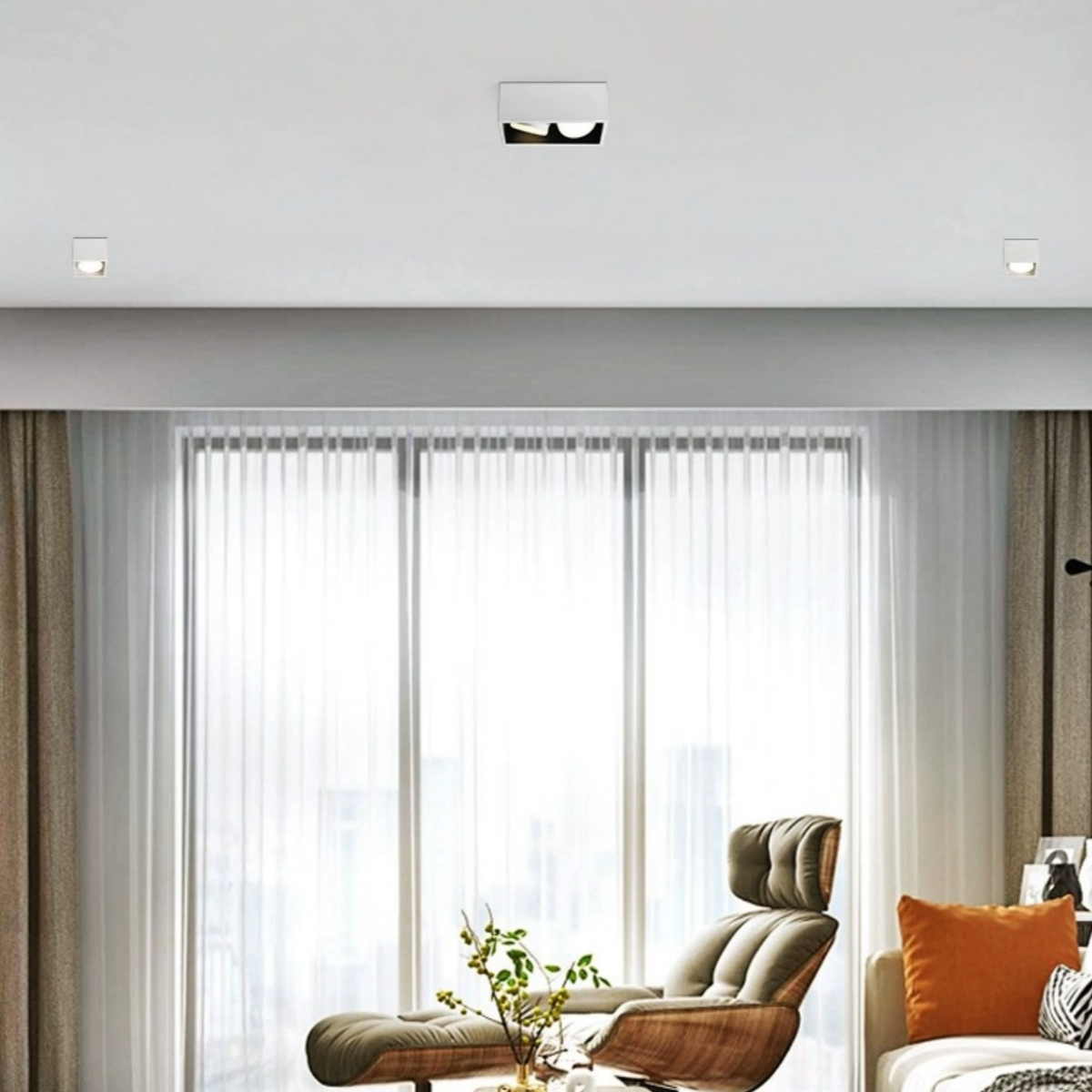 Eine Wohnzimmerszene mit weißer Decke und drei quadratischen Lichtern. Ein Fenster, Vorhänge und Möbel vervollständigen die Szene.