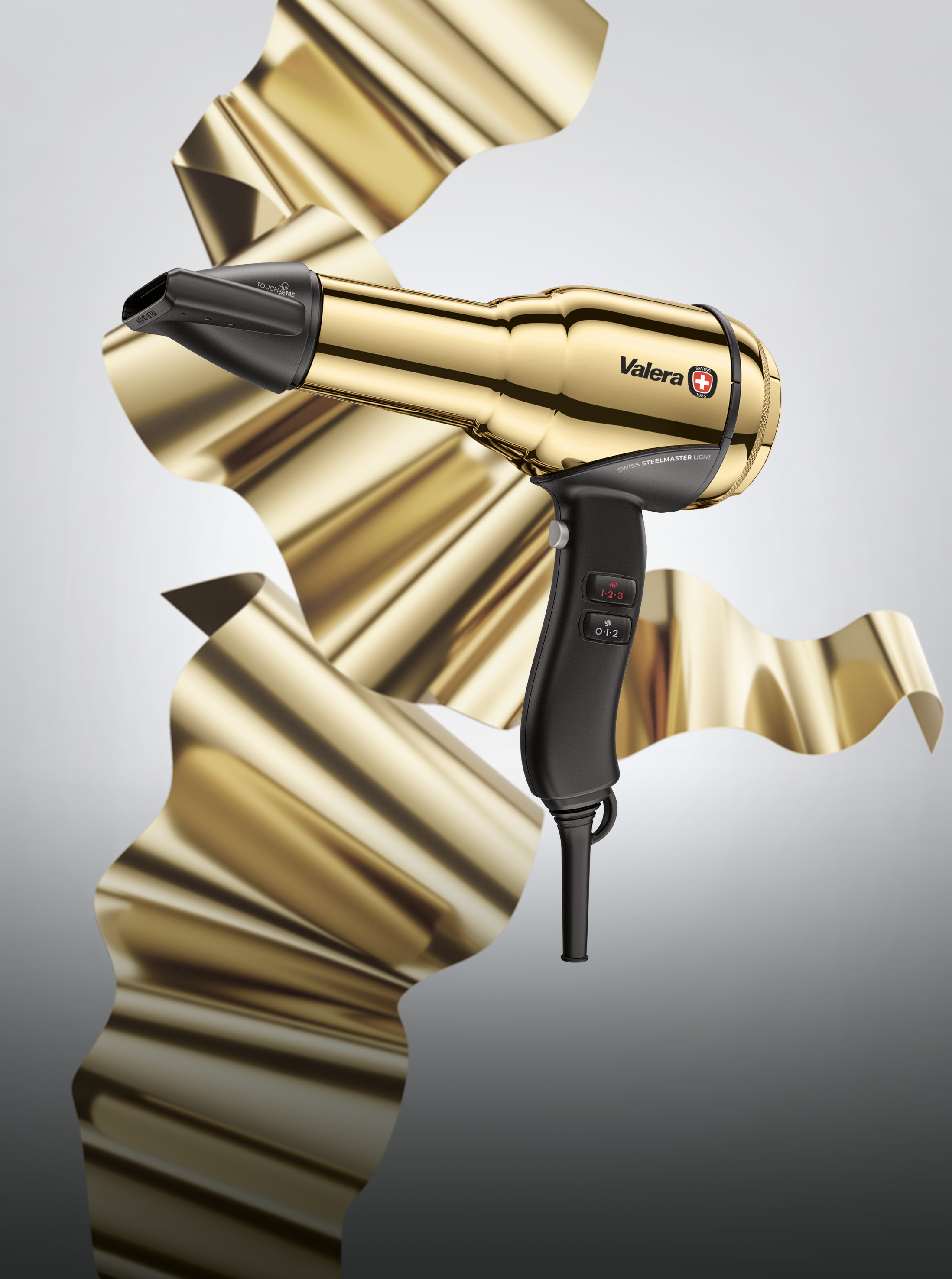 Ein goldener Haartrockner mit schwarzen Details, auf hellem Hintergrund mit goldenen abstrakten Bändern.
