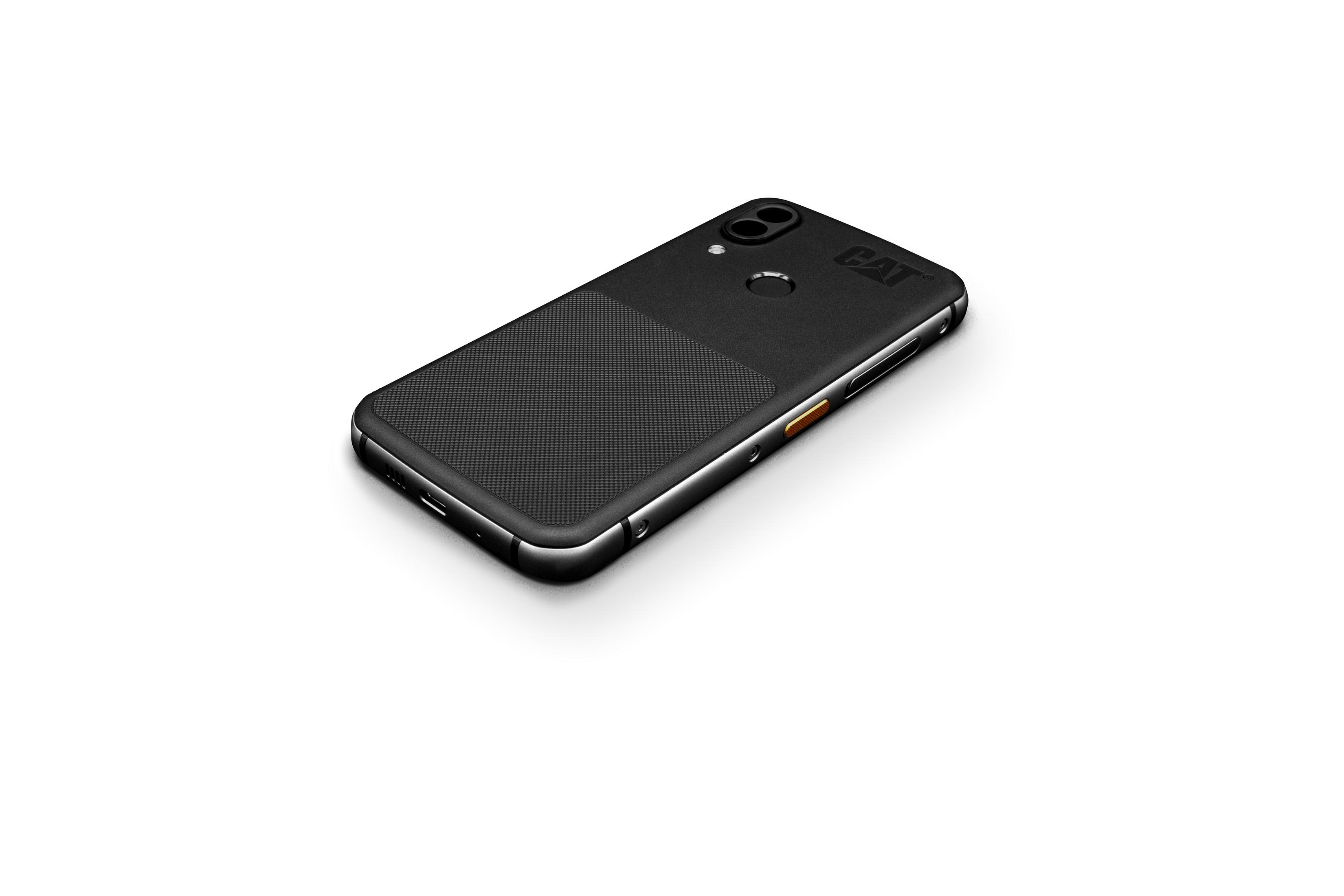Schwarzes Smartphone auf Weiß. Es hat eine strukturierte Rückseite und eine Kamera. 'CAT' ist aufgedruckt.
