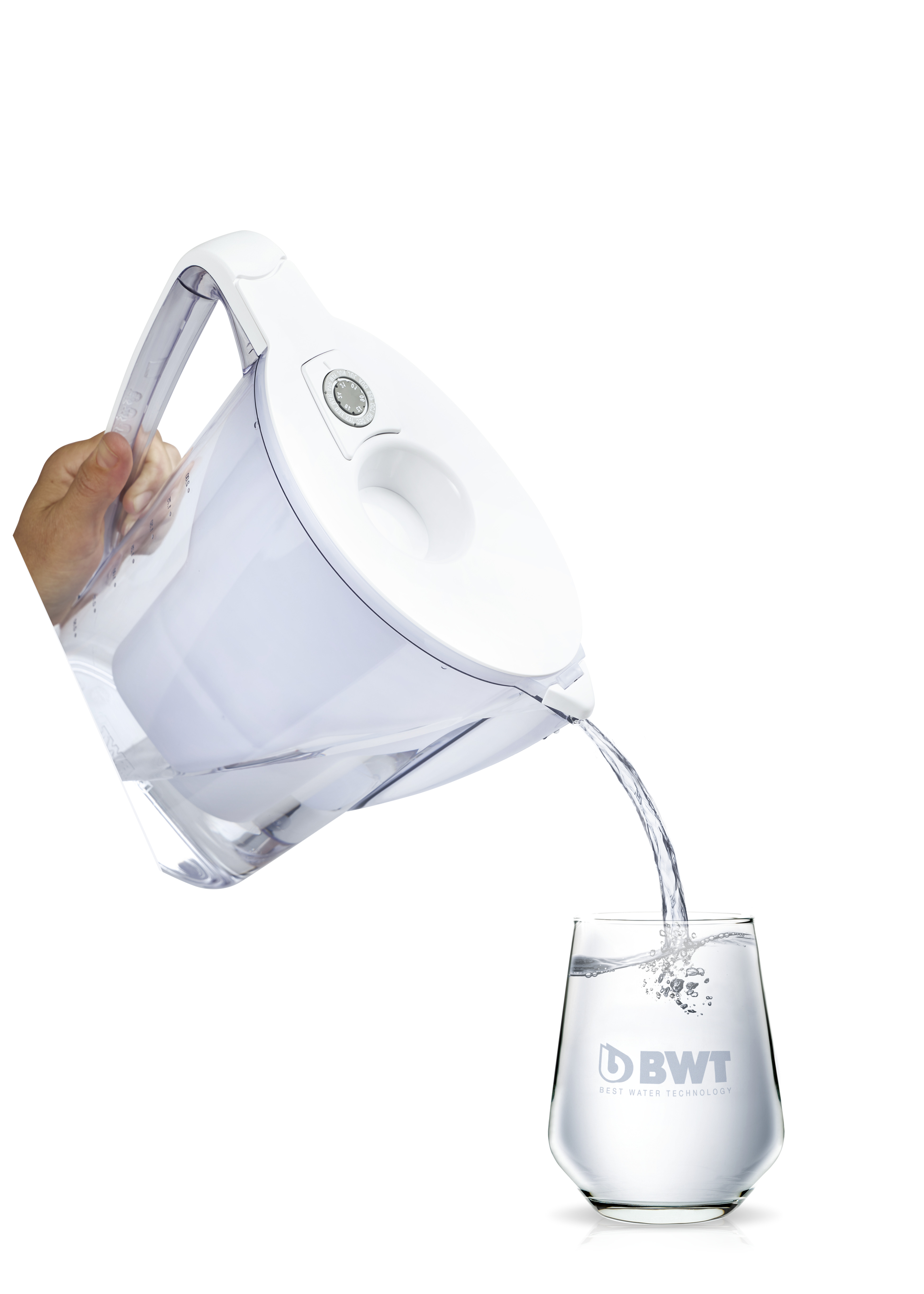 Ręka nalewa wodę z białego filtra do szklanki. Na szklance logo BWT.