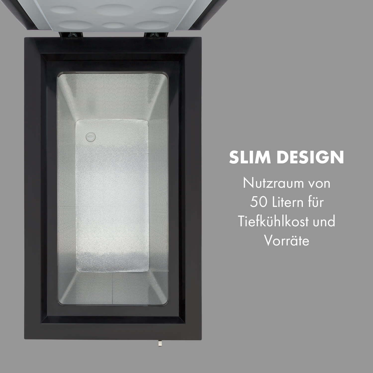 Interior de congelador abierto, marco negro, fondo gris. Texto: Diseño delgado, 50 litros, para alimentos congelados y suministros.