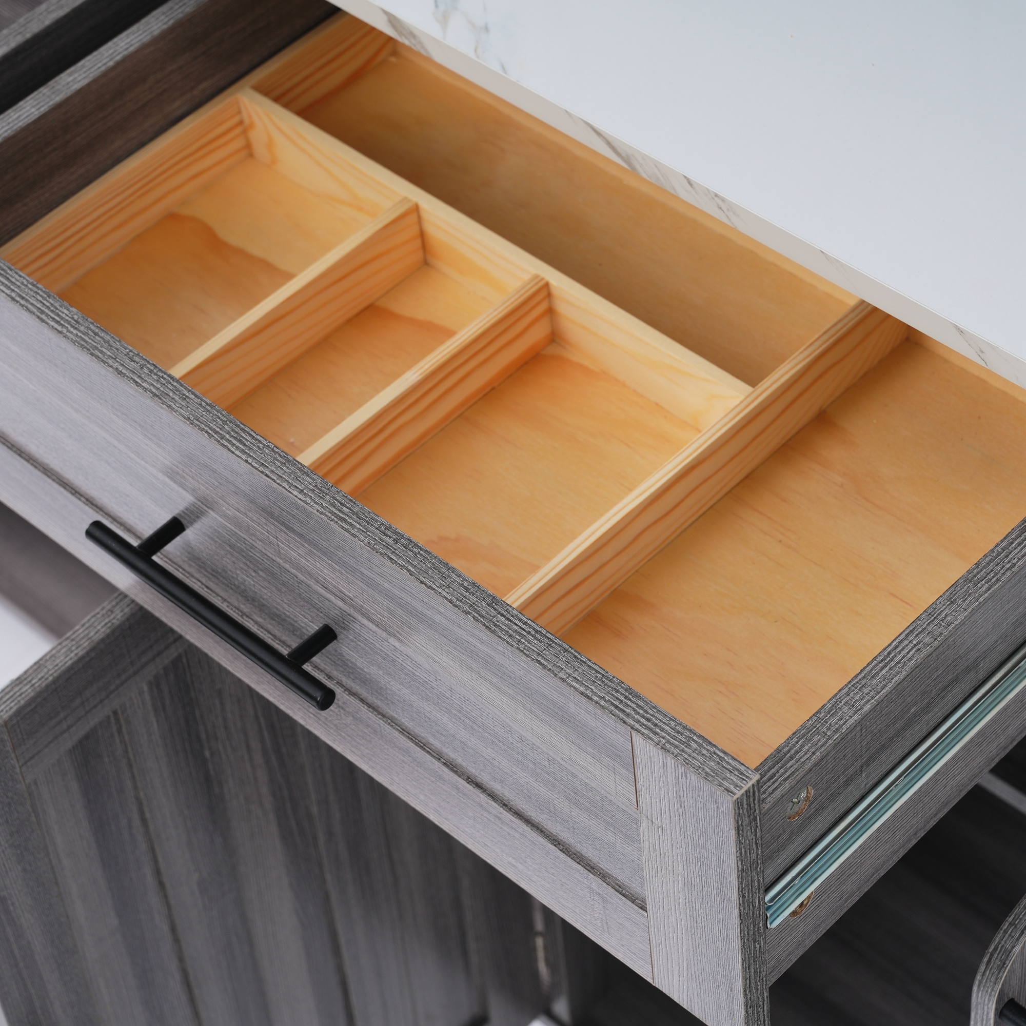 Holzschubladen-Inneres mit Trennwänden, die Fächer zeigen, in einem Schrank.