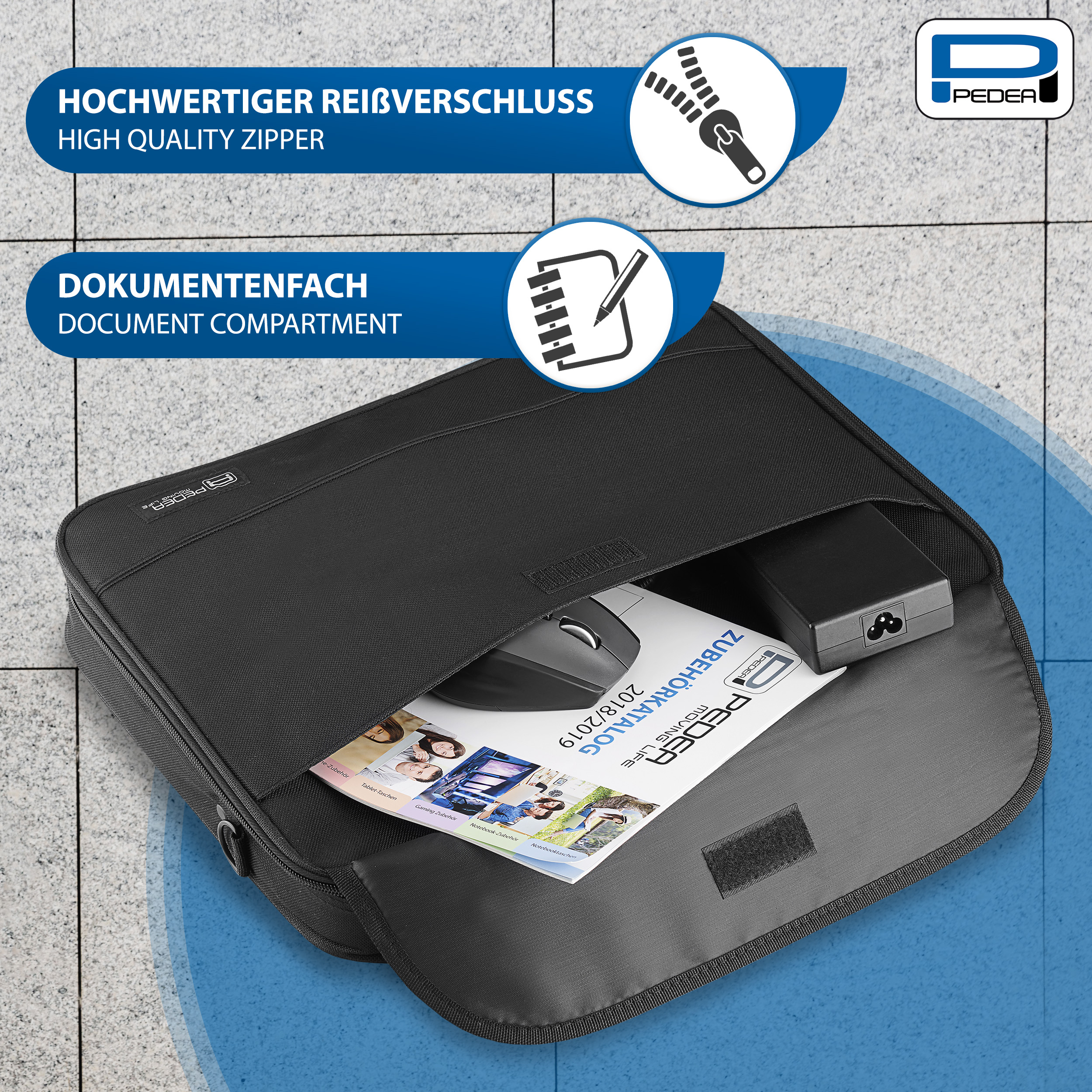 Offene schwarze Tasche mit Dokumentenfach und hochwertigem Reißverschluss. Enthält eine Maus und einen Katalog.
