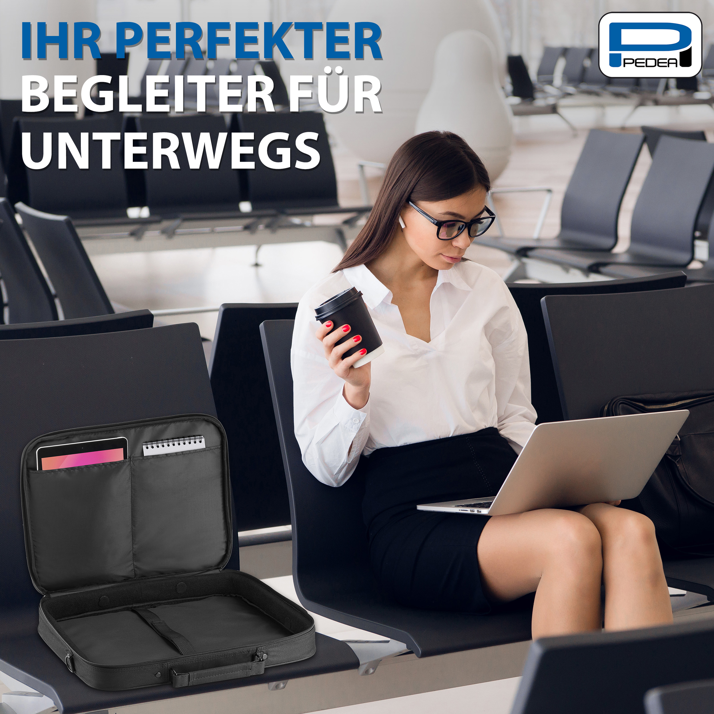 Eine Frau mit Brille, Laptop und Kaffeetasse in einem Flughafen-Terminal. Eine Tasche liegt auf dem Boden.
