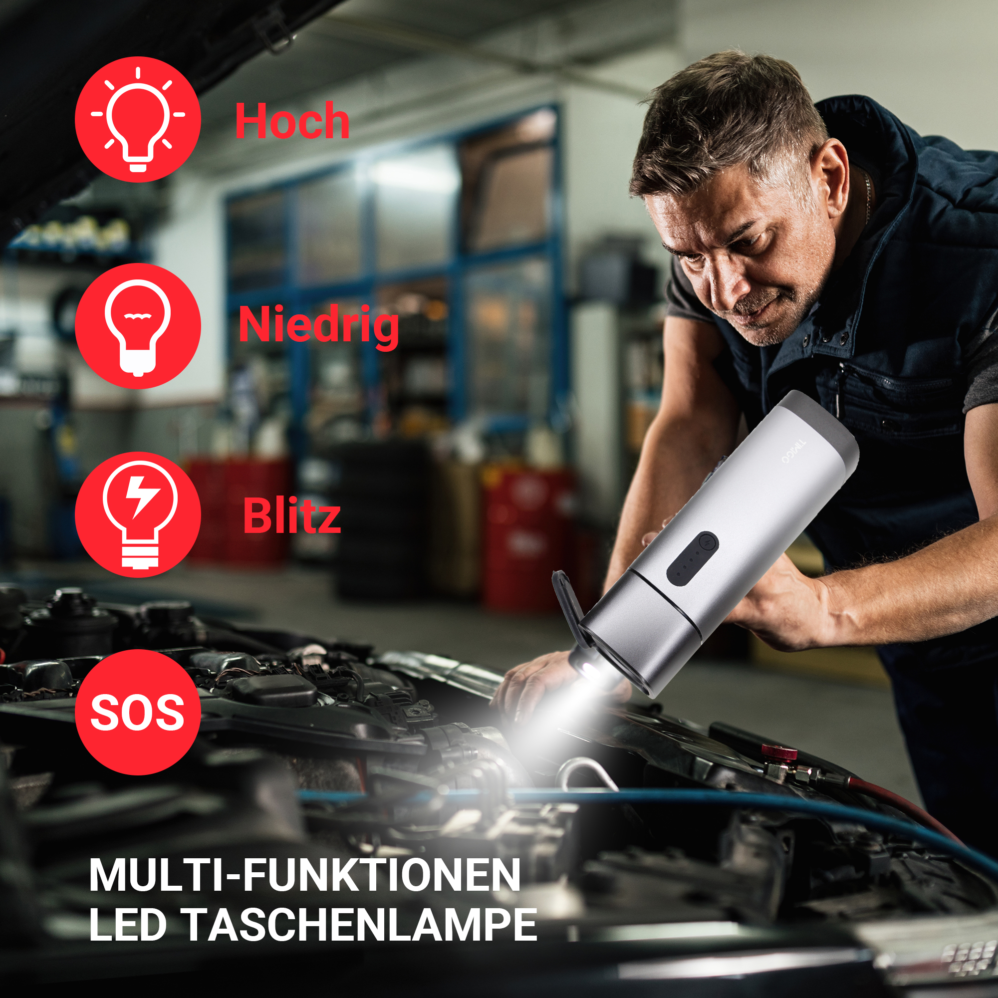 Mann in Garage benutzt Taschenlampe an einem Automotor.
