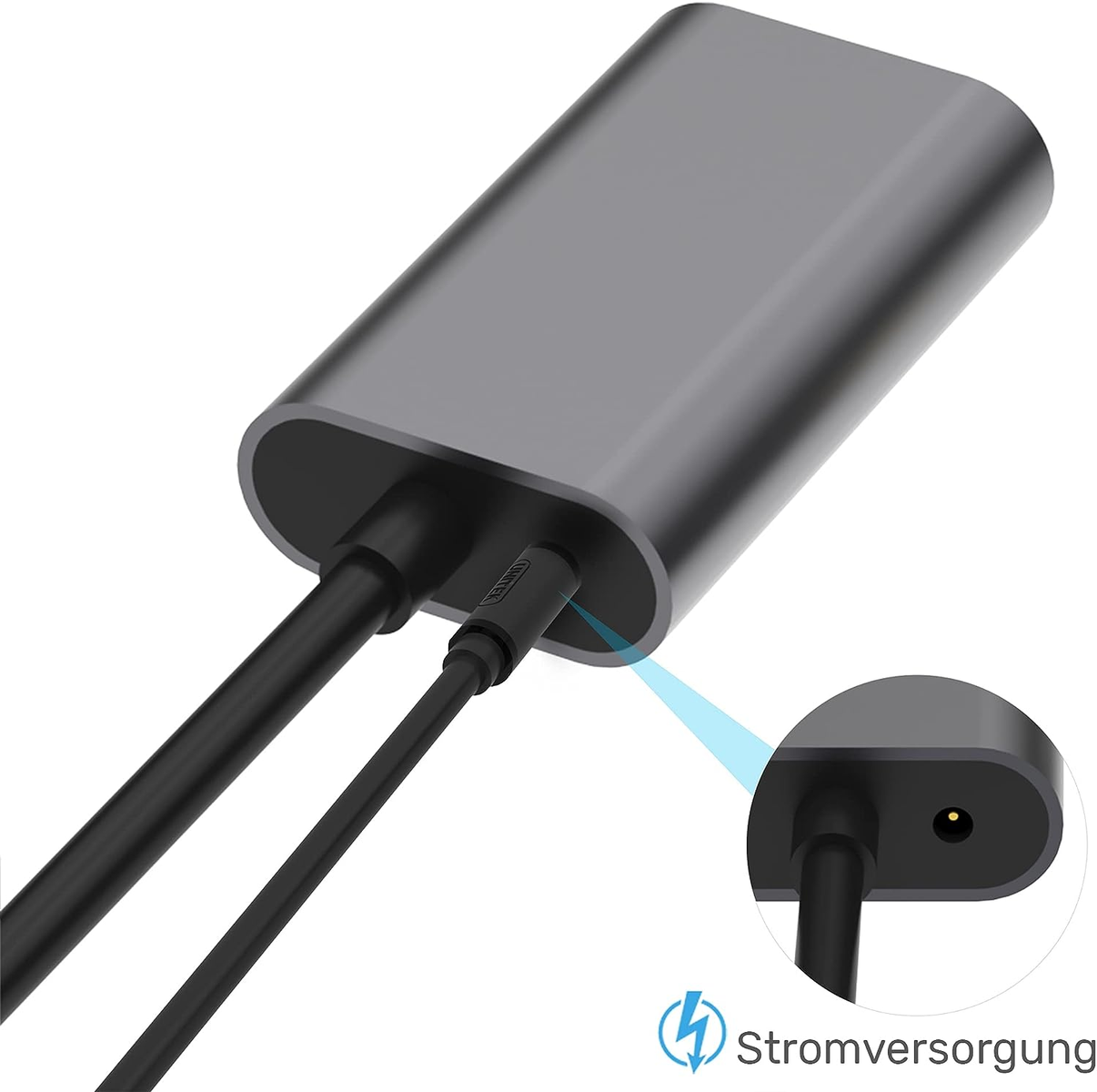 Ein grauer Adapter mit zwei angeschlossenen Kabeln. Ein kleinerer Ausschnitt zeigt den Stromanschluss.