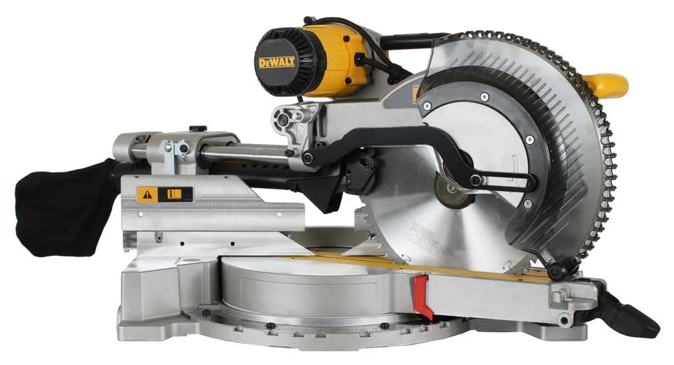 Srebrno-żółta piła ukośna na białej powierzchni, z czarno-żółtym silnikiem i srebrnym ostrzem.