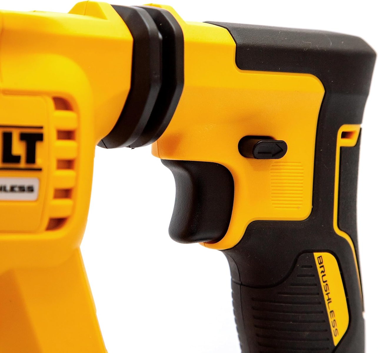 Zbliżenie żółto-czarnej wiertarki DeWalt. Widoczny spust. Etykieta: 'BRUSHLESS'.