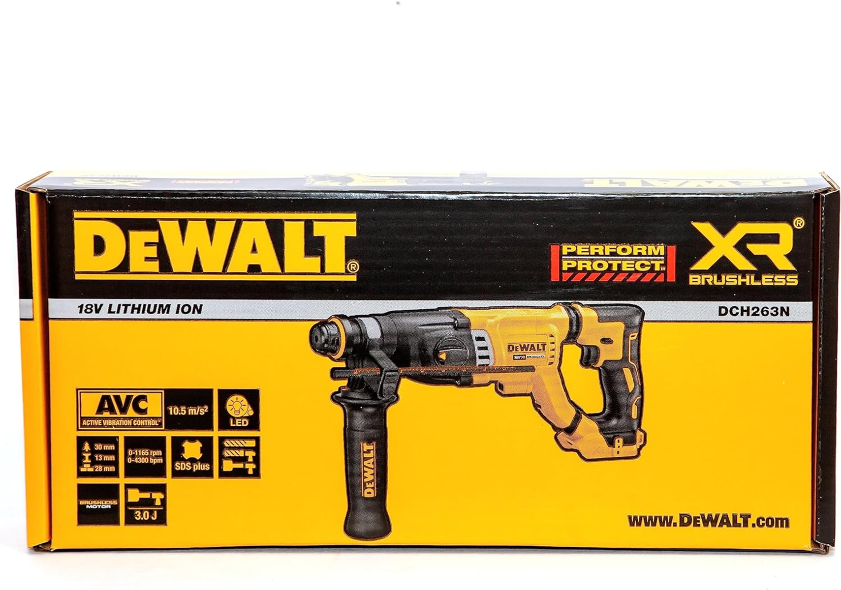 Żółto-czarne pudełko wiertarki DeWalt. Wiertarka jest pokazana z przodu.