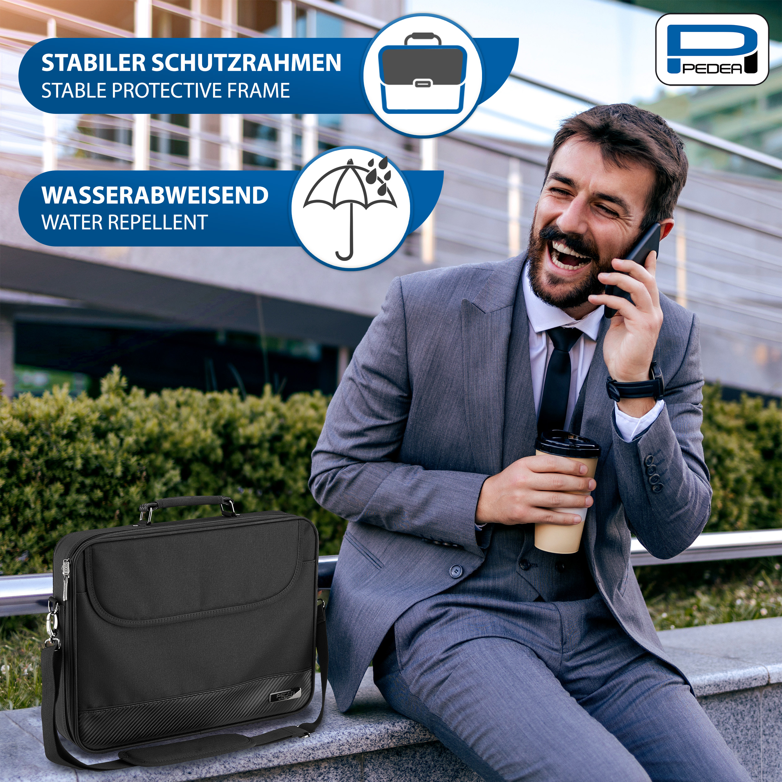 Ein Mann im Anzug lacht, hält einen Kaffeebecher und telefoniert neben einem Aktenkoffer.