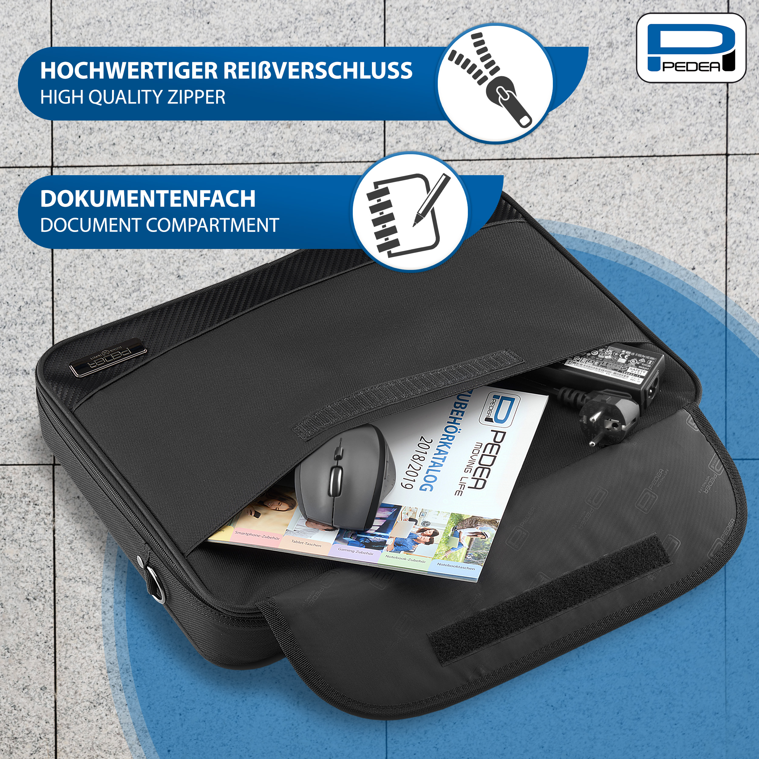 Eine schwarze Laptoptasche ist geöffnet. Eine Maus, ein Katalog und ein Netzteil befinden sich darin.