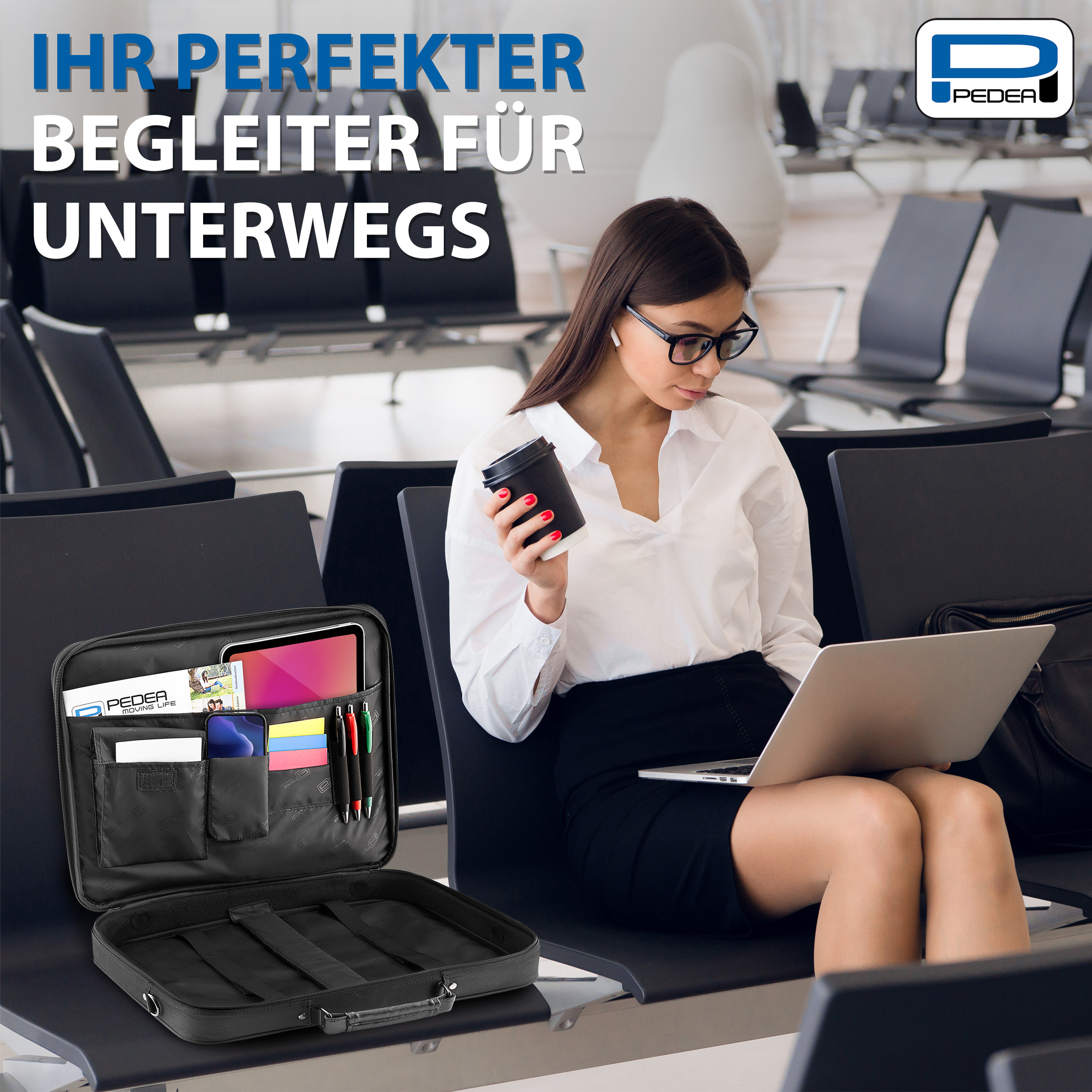 Eine Frau in weißem Hemd und Brille benutzt einen Laptop, mit einer Aktentasche. Flughafenumgebung.