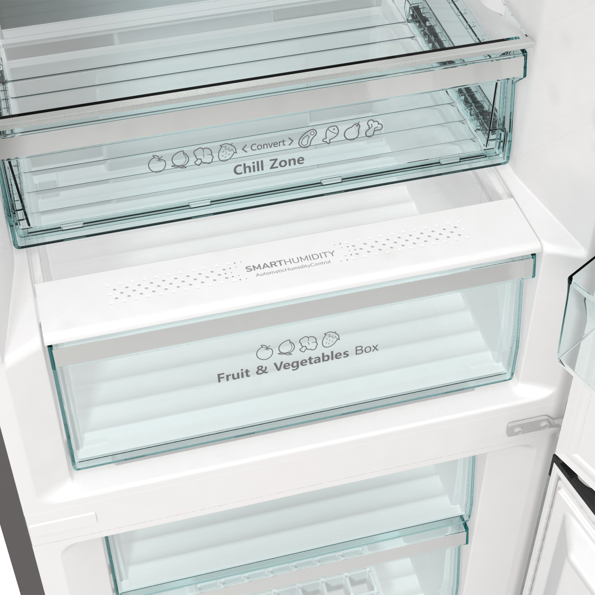 Nahaufnahme des Innenraums eines Kühlschranks, zeigt Schubladen und Regale.