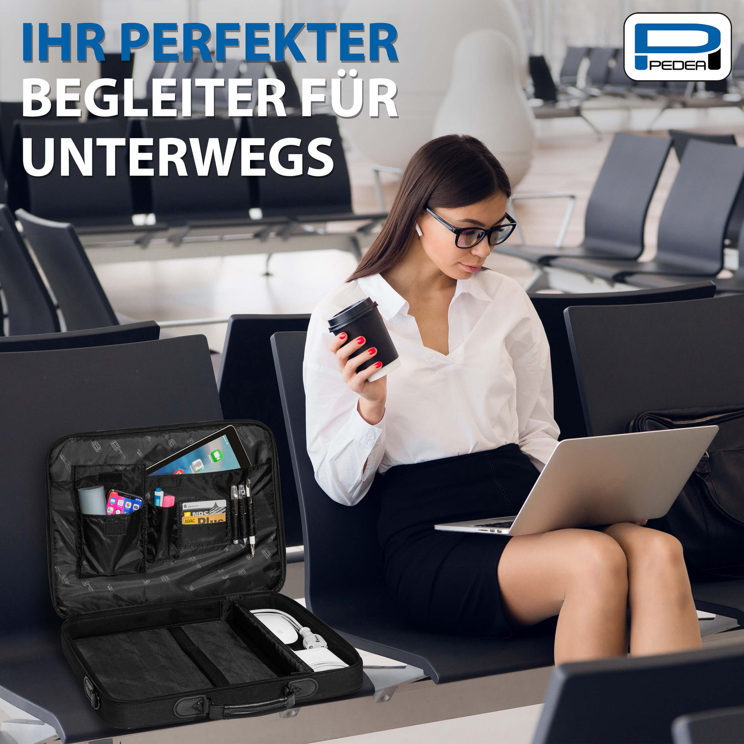 Frau am Flughafen, Laptop im Schoß, Kaffee haltend. Geöffnete Aktentasche am Boden mit Gadgets. Text: 'Perfect companion'.
