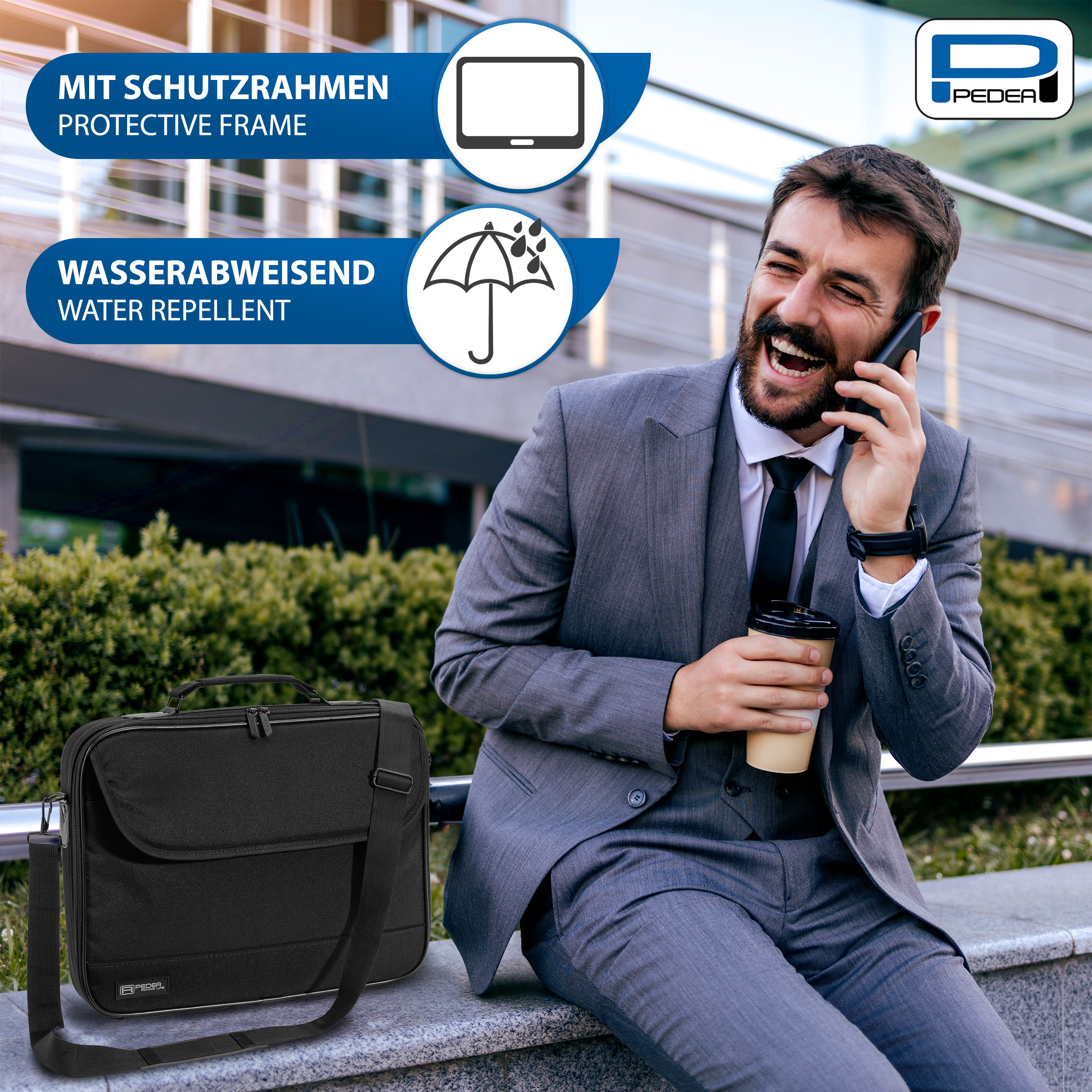 Ein Mann im Anzug lacht, während er telefoniert und einen Kaffeebecher hält. Eine schwarze Aktentasche liegt neben ihm.