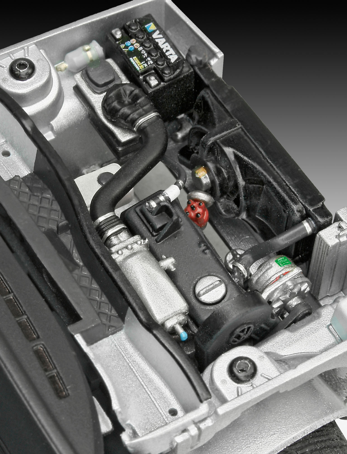 Szczegółowy widok modelu silnika samochodowego, pokazujący różne elementy.