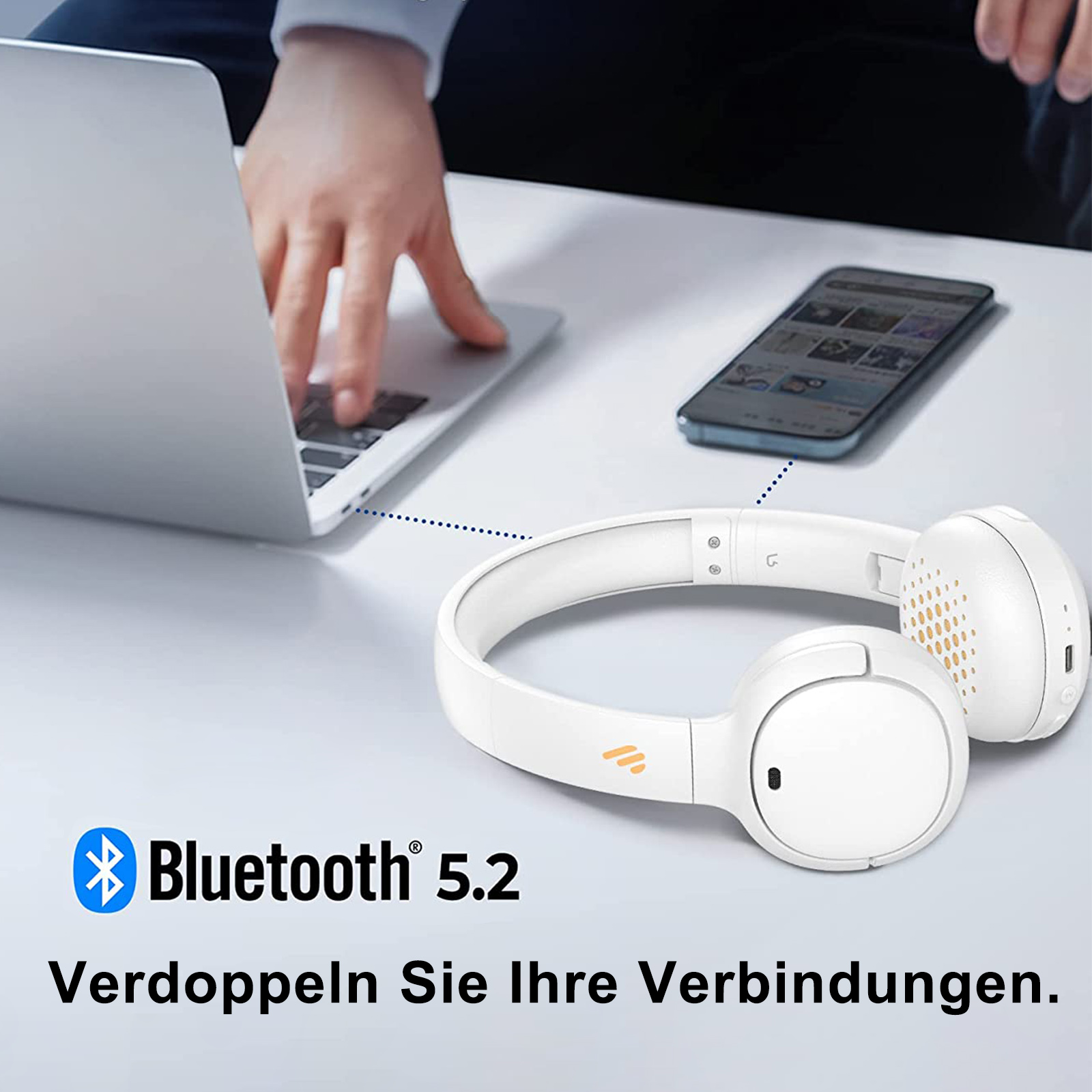 Cuffie wireless bianche con laptop e telefono, testo di connessione Bluetooth.