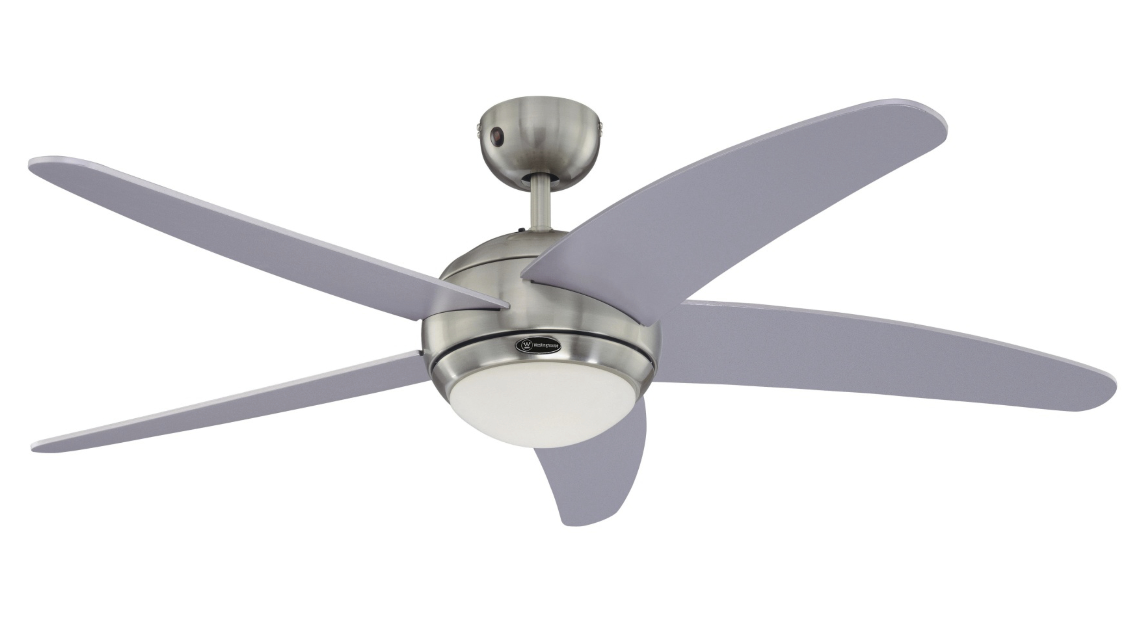 Deckenventilator mit silbernem Sockel, fünf grauen Flügeln und einer weißen Leuchte in der Mitte.