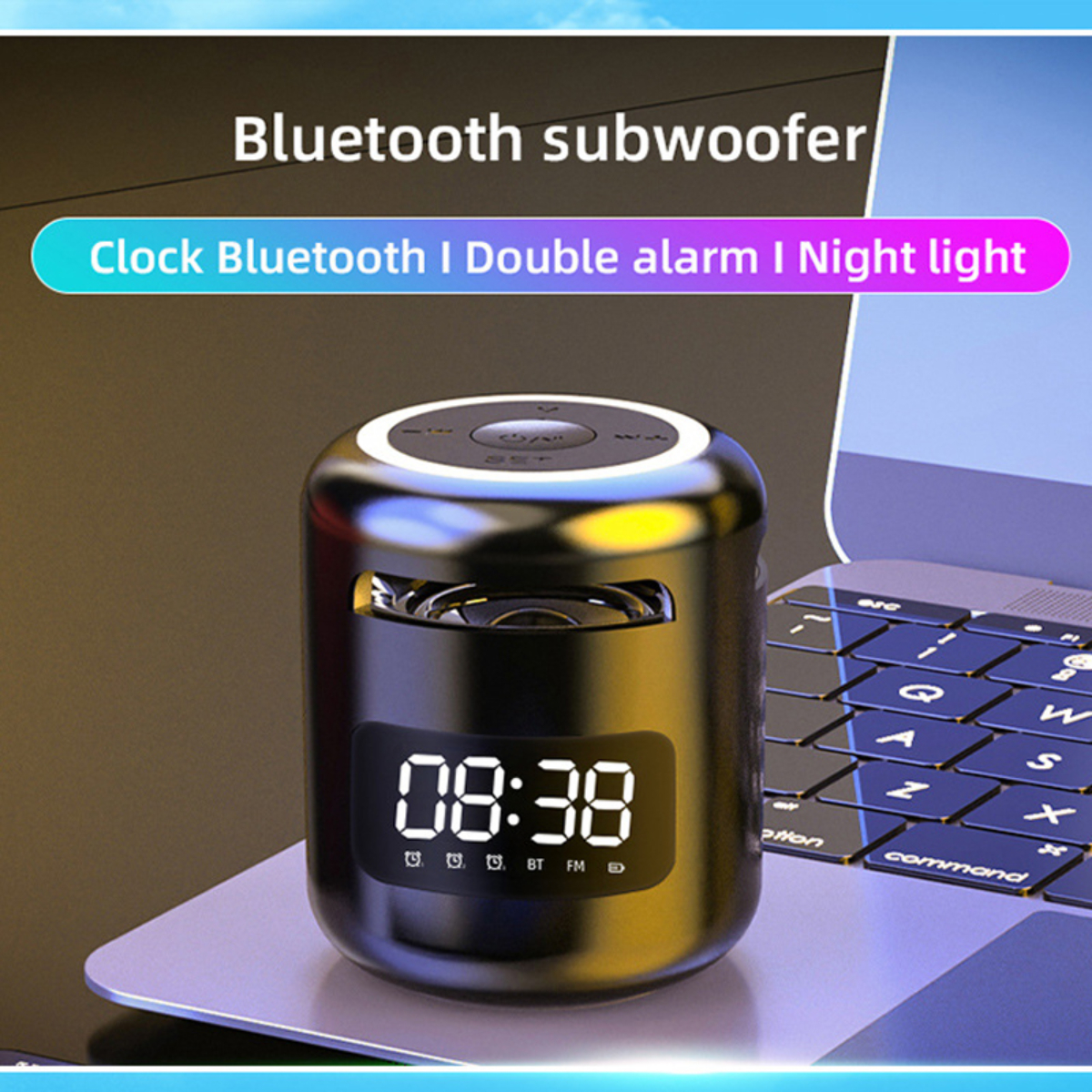 Schwarzer Bluetooth-Subwoofer mit digitaler Uhranzeige, auf einer Laptop-Tastatur. Textüberlagerung.