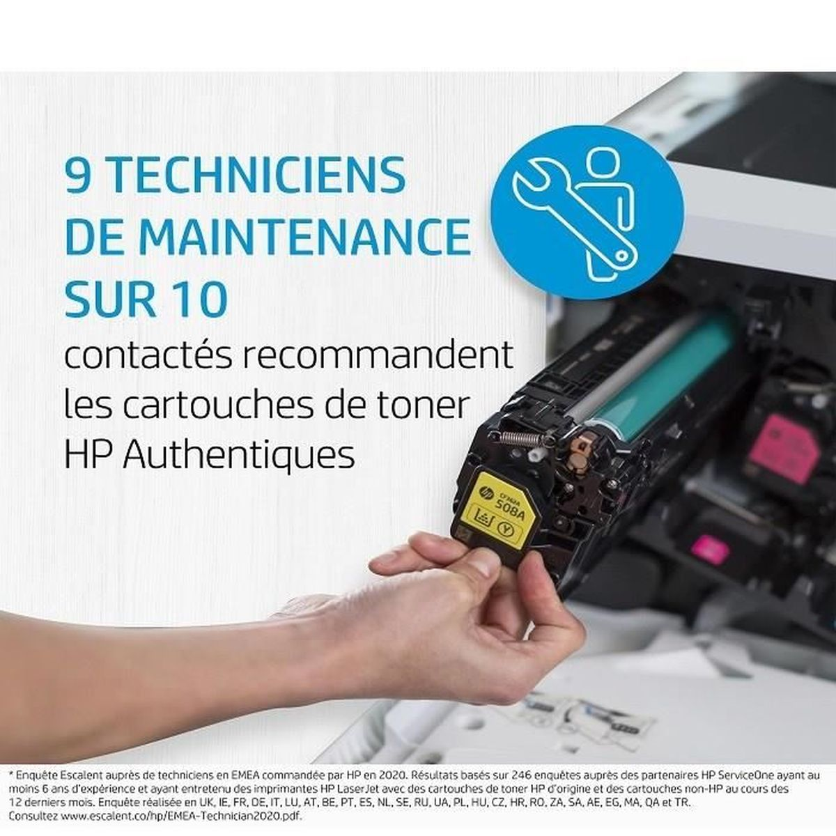Hand die een tonercartridge in een printer plaatst, met blauwe tekst erboven.