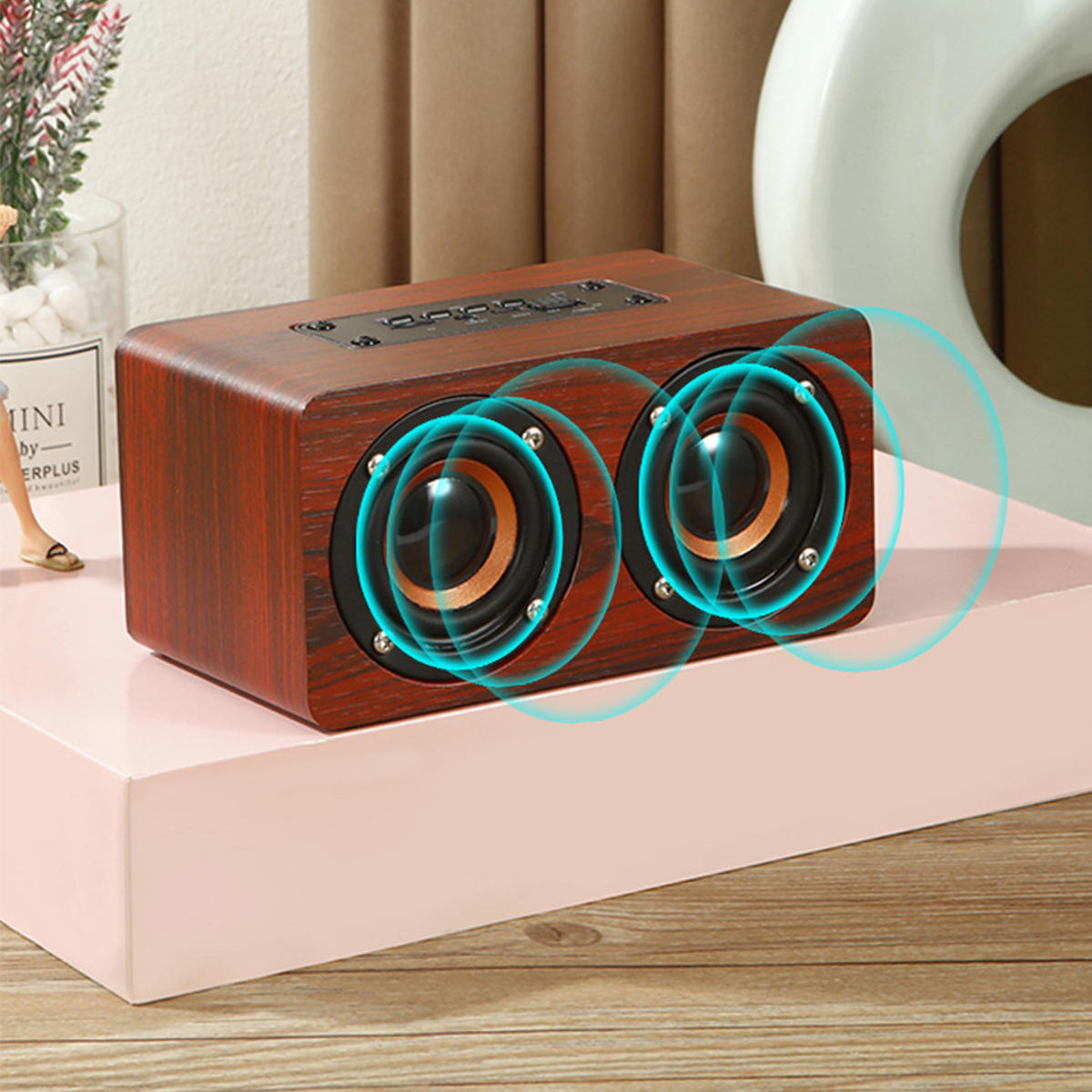 Holzlautsprecher auf rosa Oberfläche, mit Schallwellen, die von den Lautsprechern ausgehen.