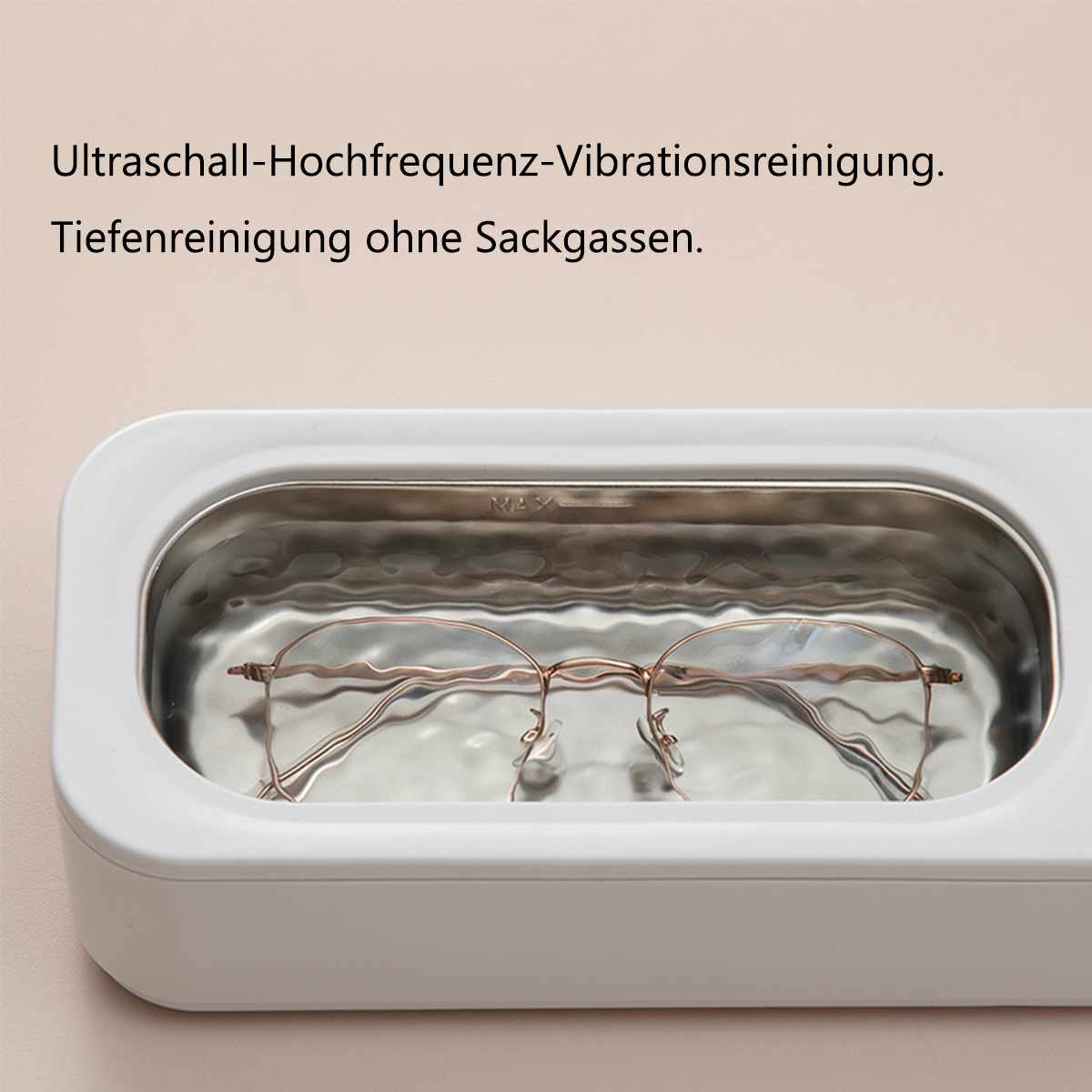 Brille in einem weißen Reiniger. Der Reiniger hat ein silbernes Innere.