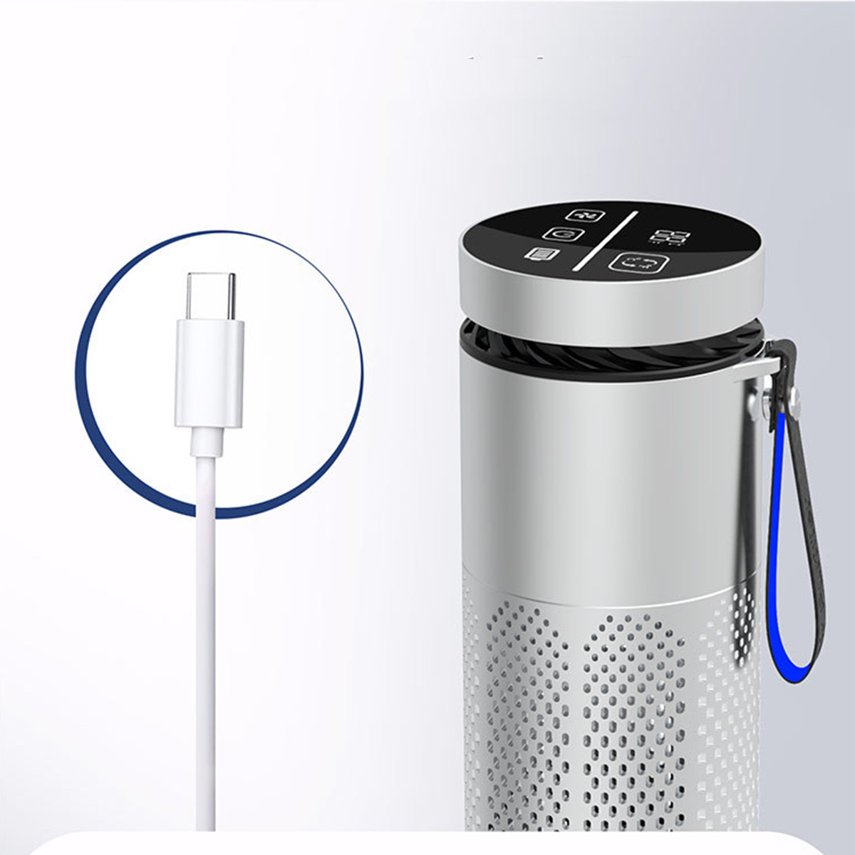 Ein silberner Luftreiniger mit einem USB-C-Kabel daneben. Schlichtes Design, heller Hintergrund.