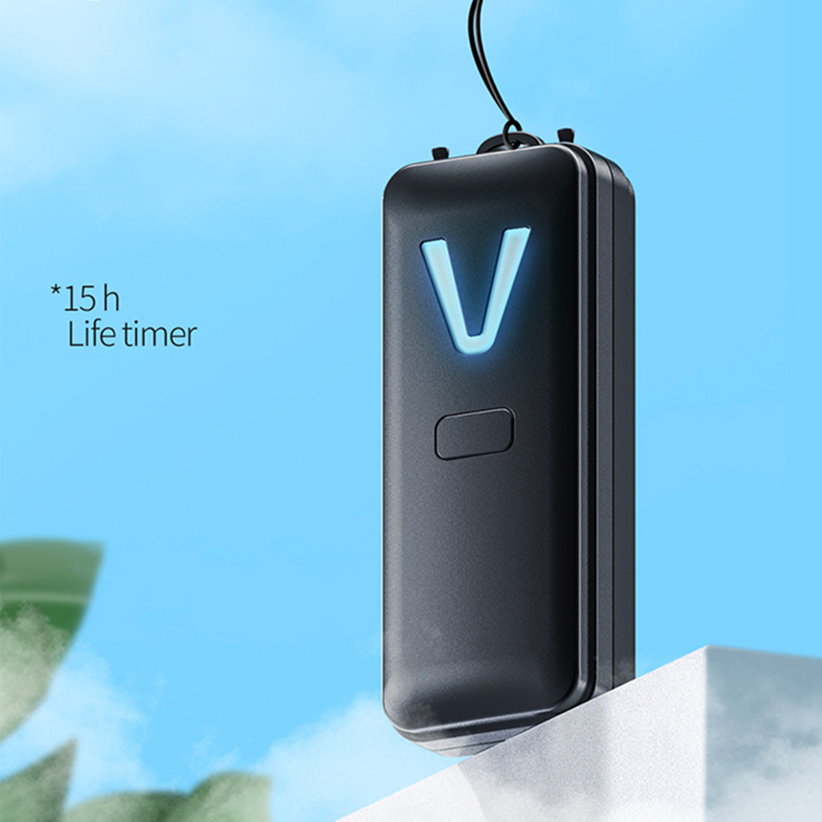 Ein schwarzer Luftreiniger mit einem leuchtenden blauen 'V'-Design, vor einem Himmelshintergrund.