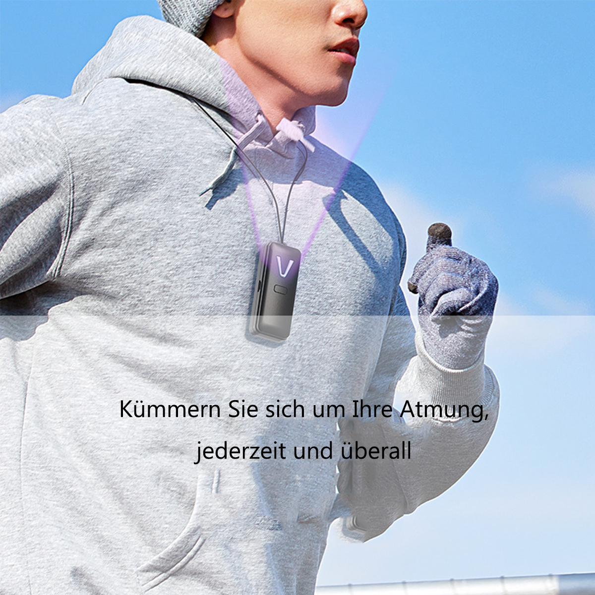 Ein Mann läuft draußen und trägt ein Gerät um den Hals, das violettes Licht aussendet.