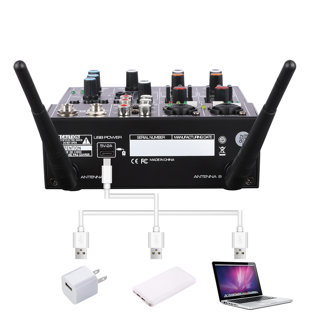 Schwarzer Audiomixer mit Antennen, USB-Ladegeräten und einem Laptop.