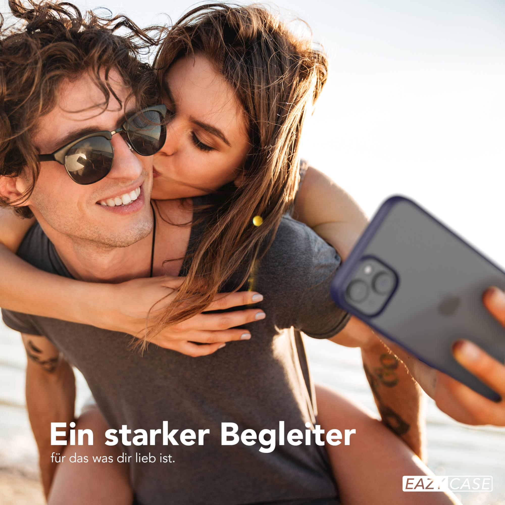 Paar macht Selfie. Frau küsst Mann auf die Wange. Handyhülle mit blauem Rand sichtbar.