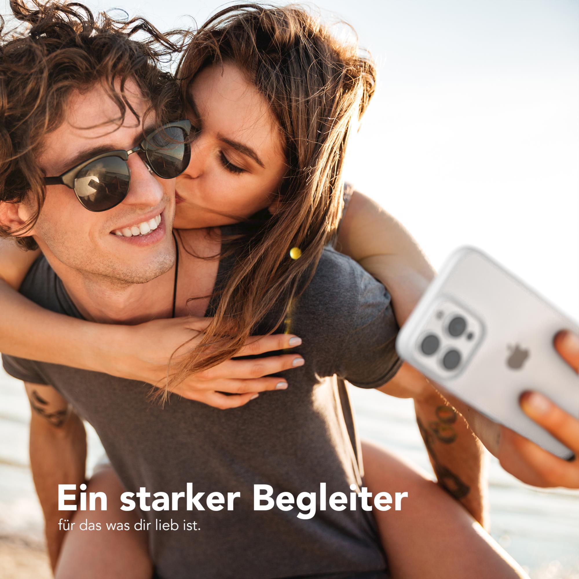 Ein Mann und eine Frau machen ein Selfie, die Frau küsst den Mann.