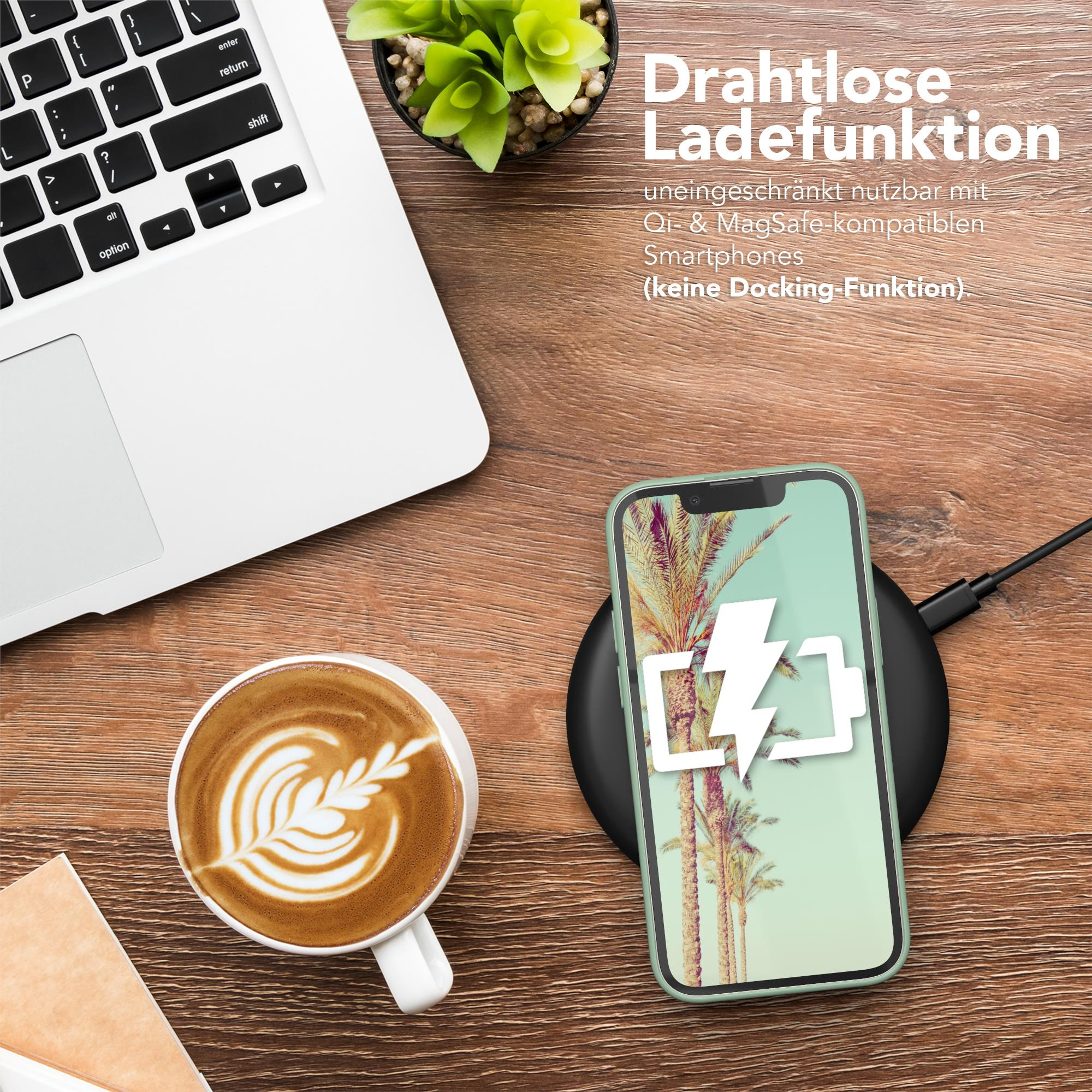 Laptop, Kaffee, Telefon, das drahtlos auf einem Pad mit Telefon mit Palmen geladen wird.