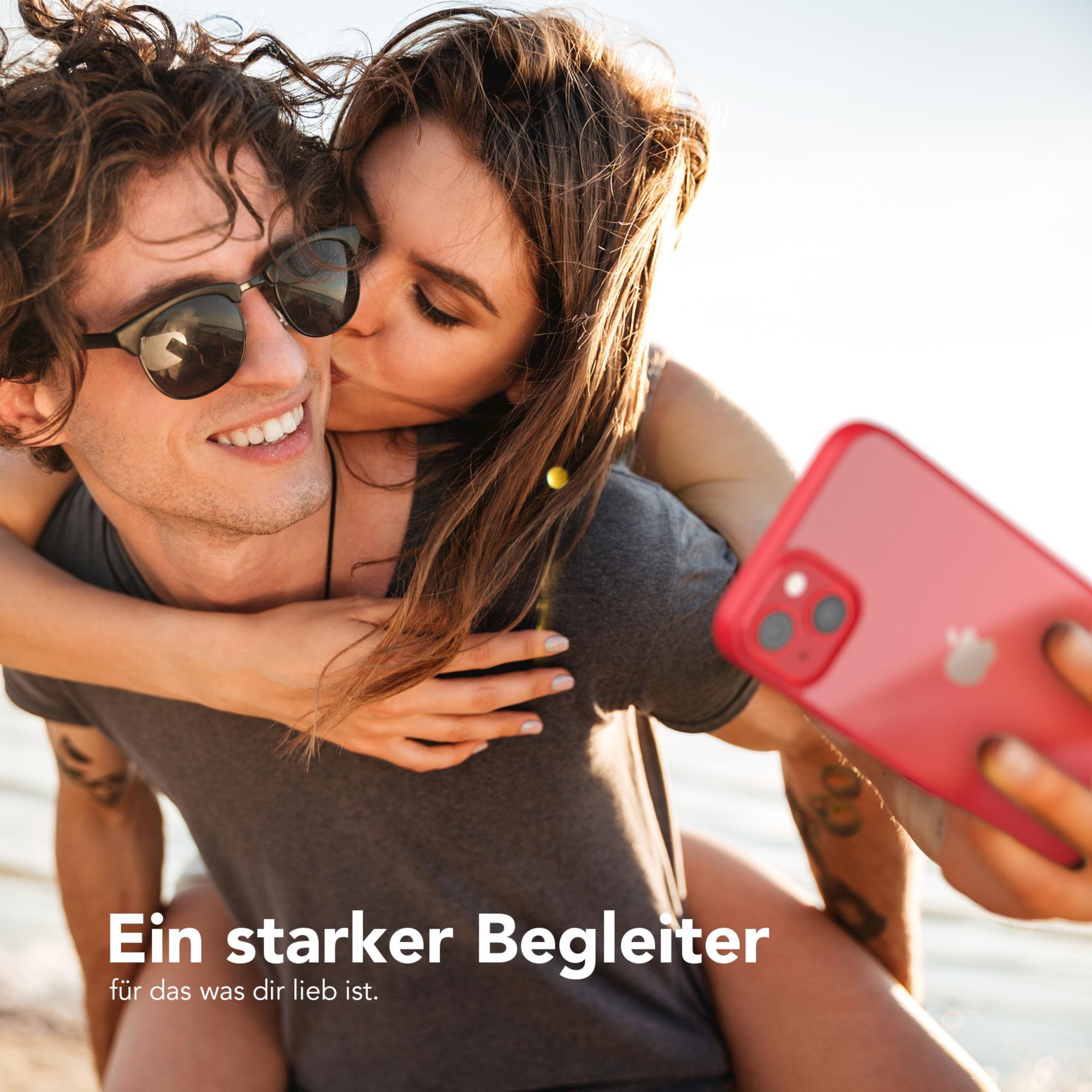 Ein Paar macht ein Selfie. Die Frau küsst den Mann auf die Wange, während er das Telefon hält.