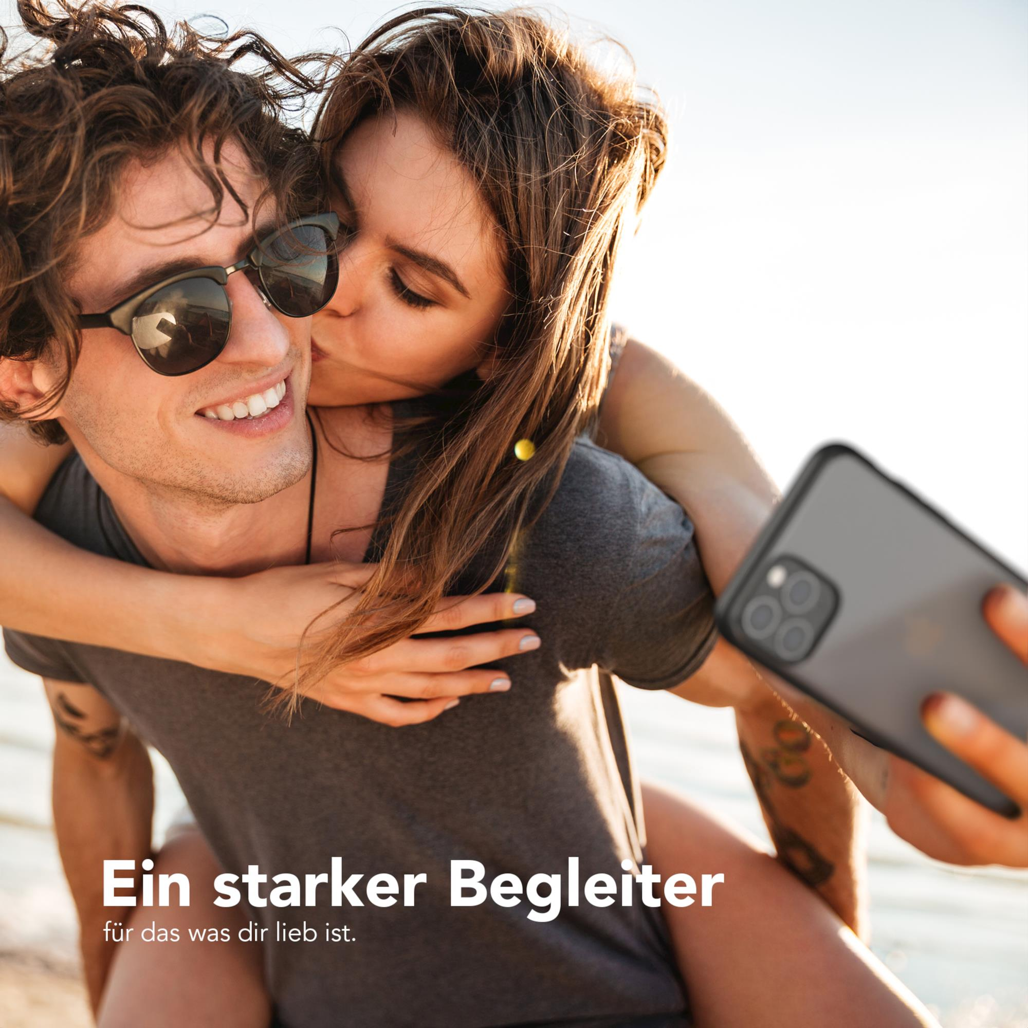 Ein Paar macht ein Selfie. Die Frau küsst die Wange des Mannes. Text: „Ein starker Begleiter“ und mehr.