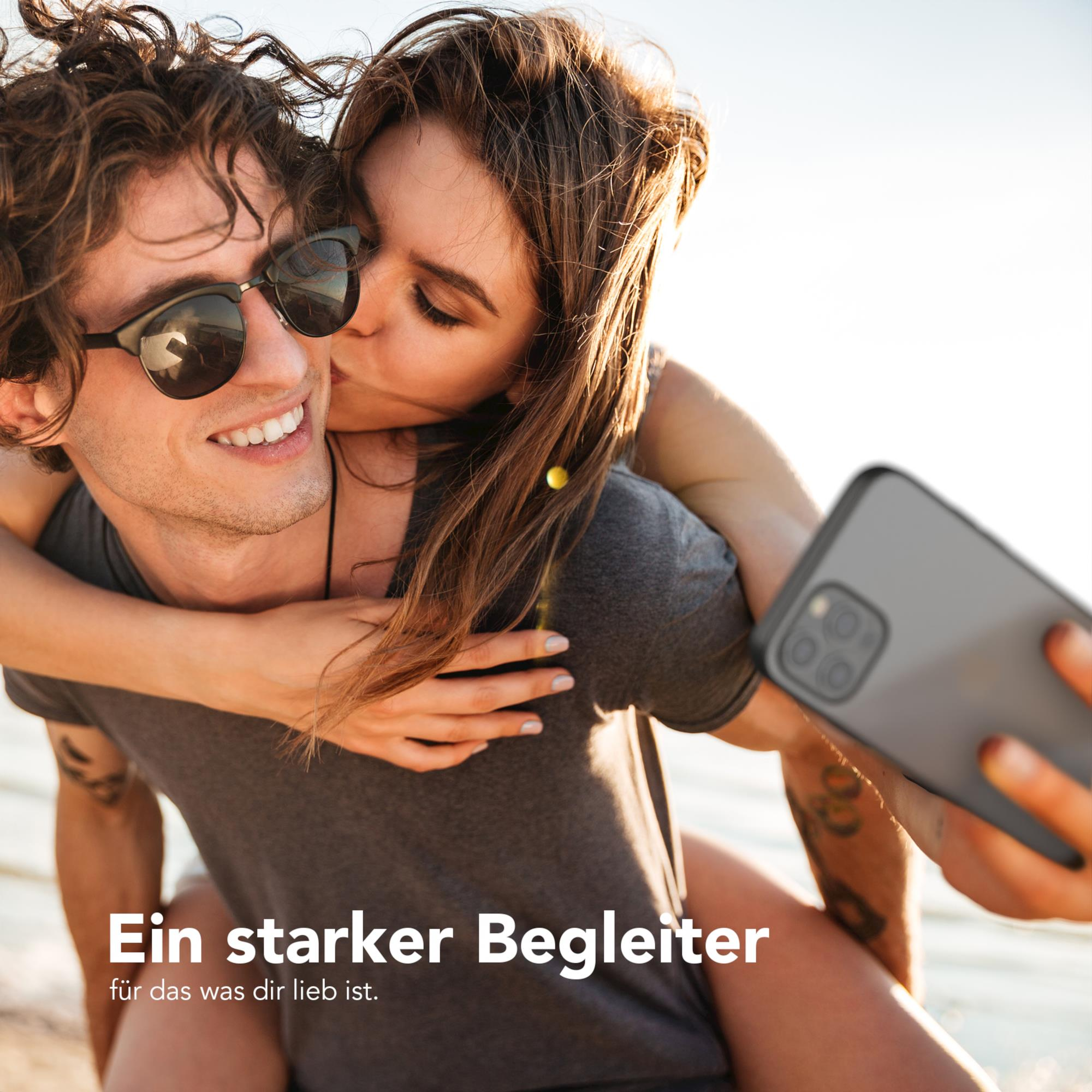 Ein Paar macht ein Selfie, die Frau küsst den Mann auf die Wange, mit einem Telefon.