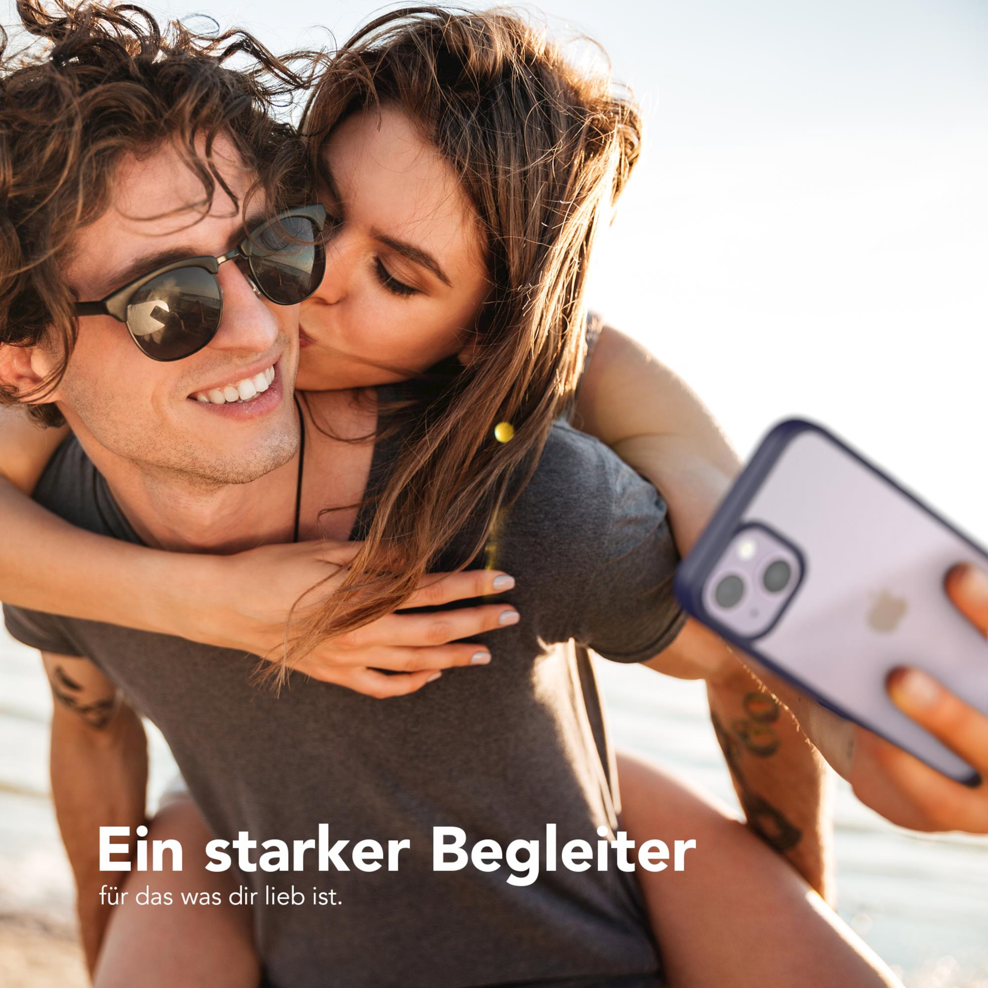 Ein Paar in einer sonnigen Szene. Die Frau küsst den Mann auf die Wange.