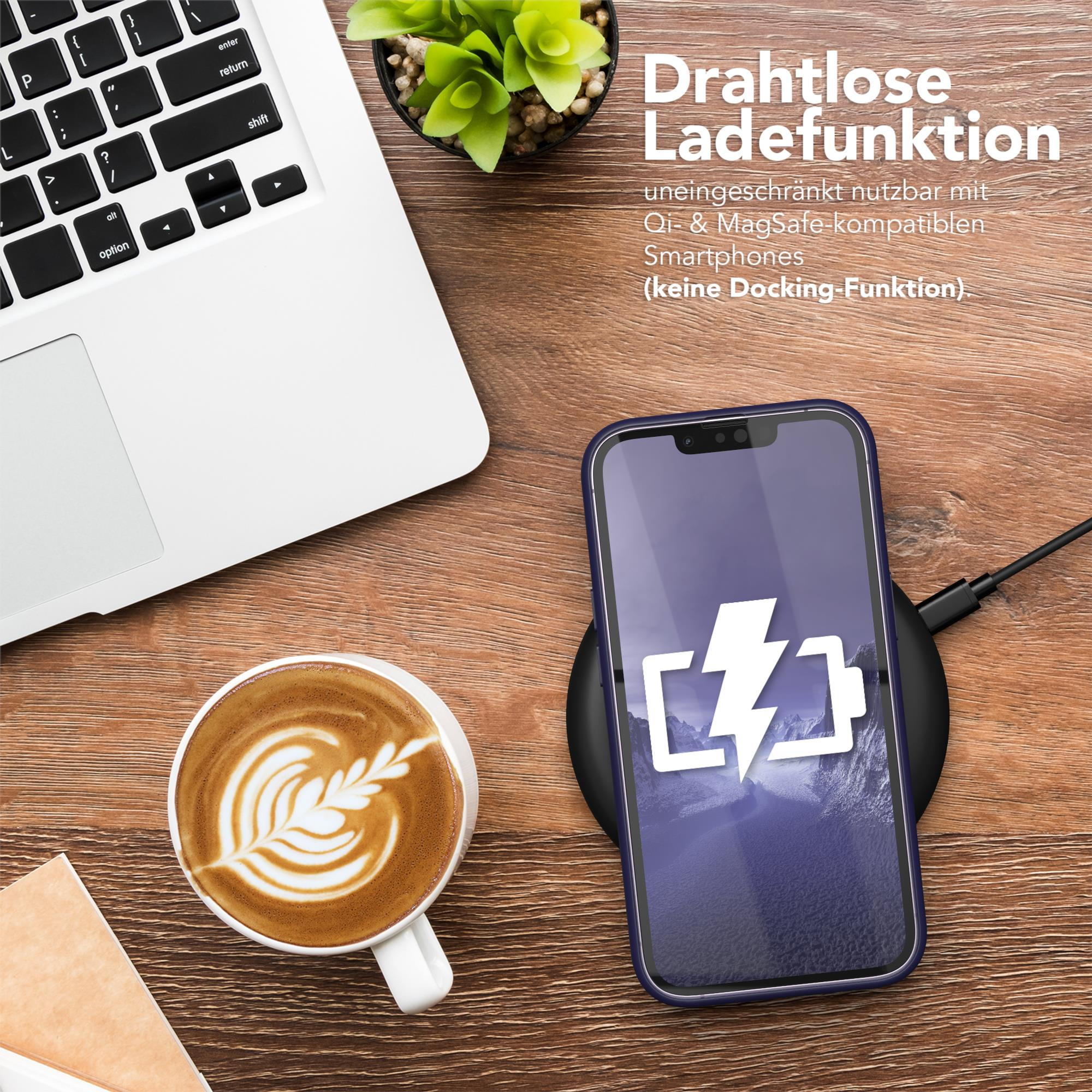 Laptop, Kaffee mit Latte Art und ein Telefon, das auf einem kabellosen Ladegerät geladen wird. Holztisch.